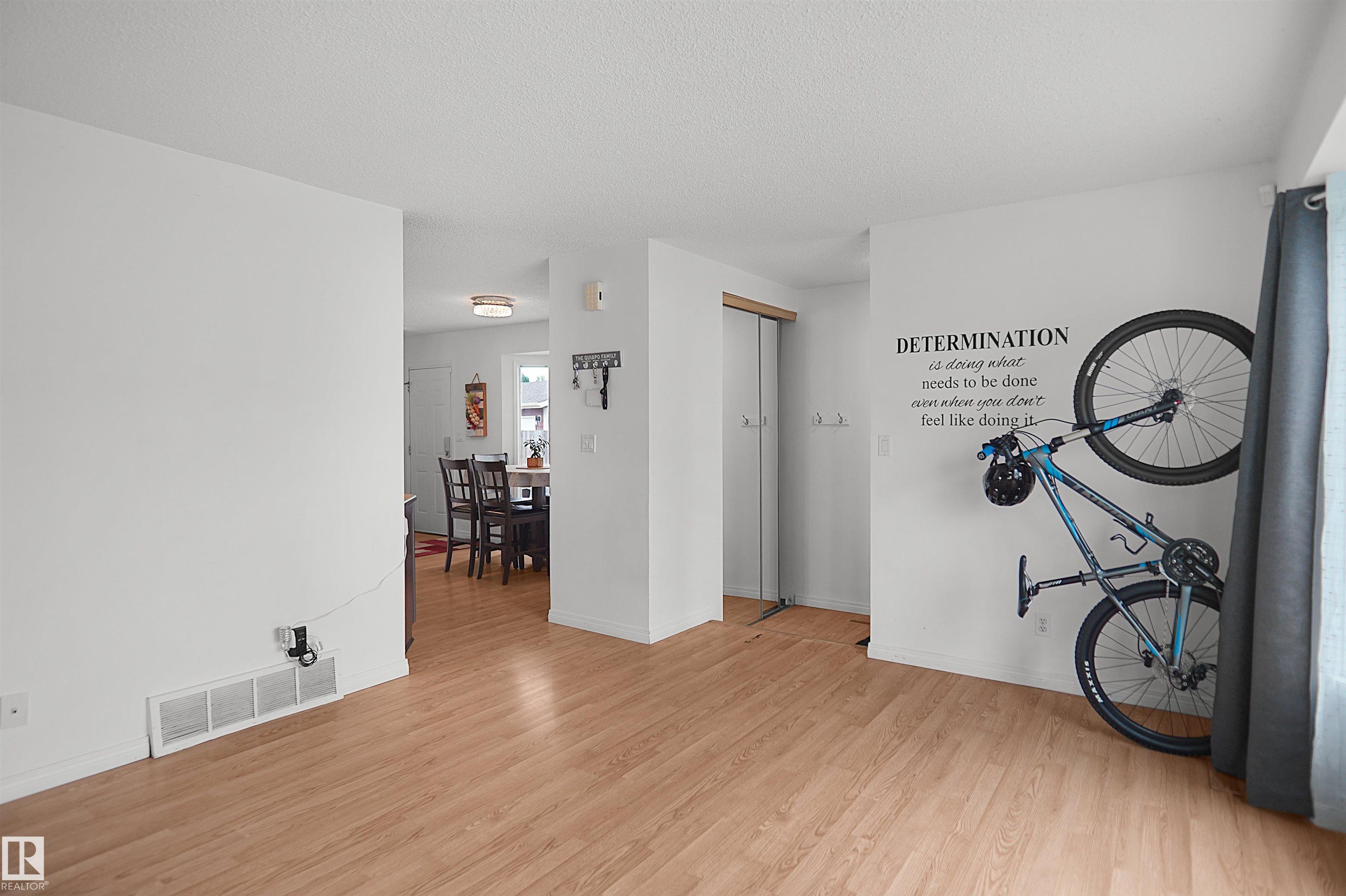 Photo 8 at 18322 71a Avenue NW, Lymburn, Edmonton