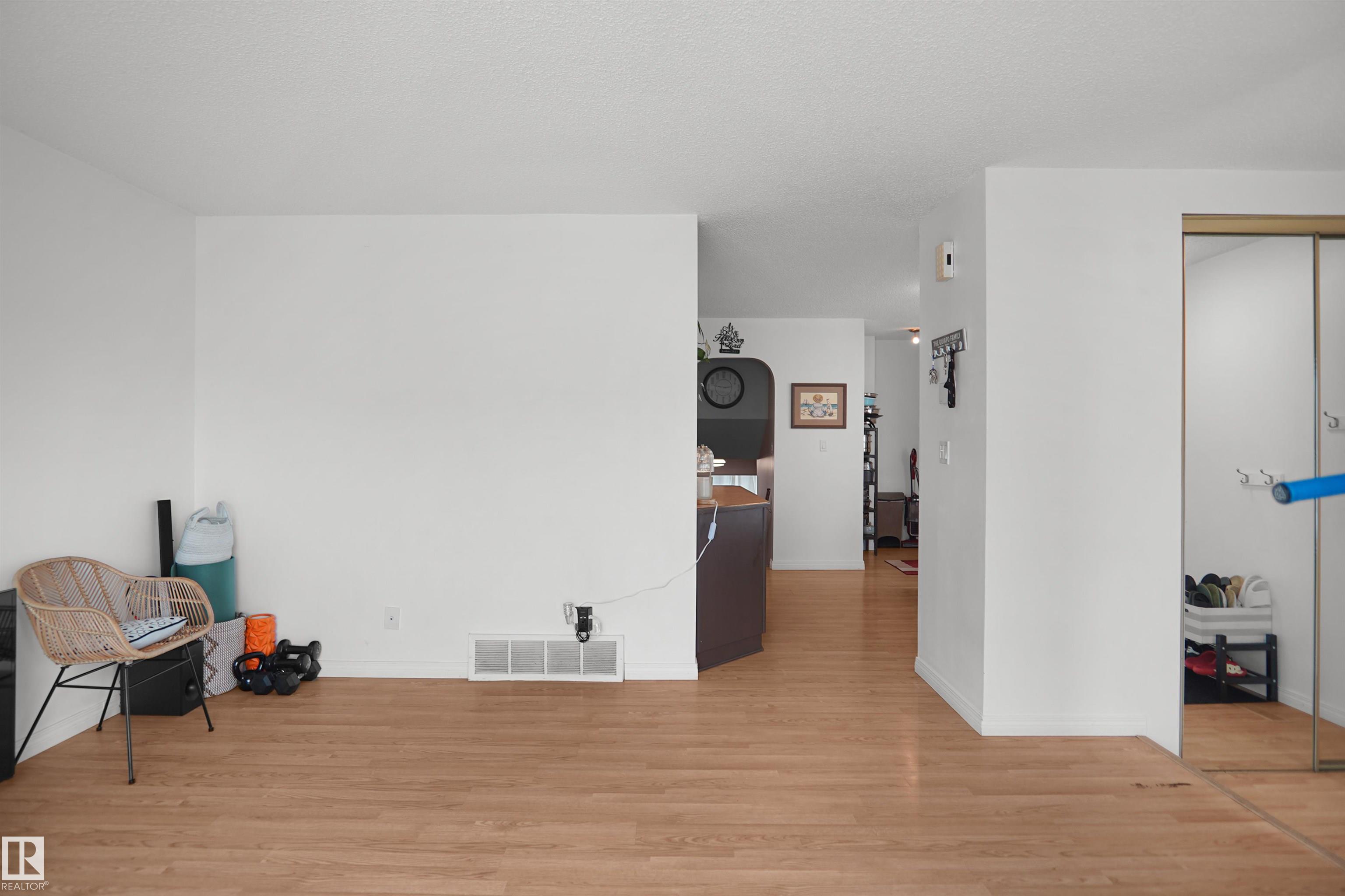 Photo 9 at 18322 71a Avenue NW, Lymburn, Edmonton