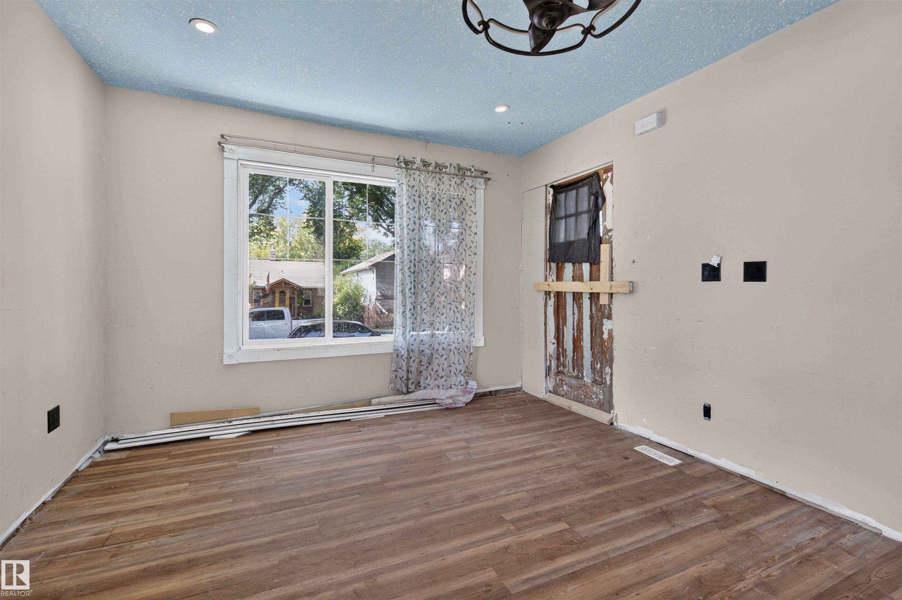 Listing photo thumbnail