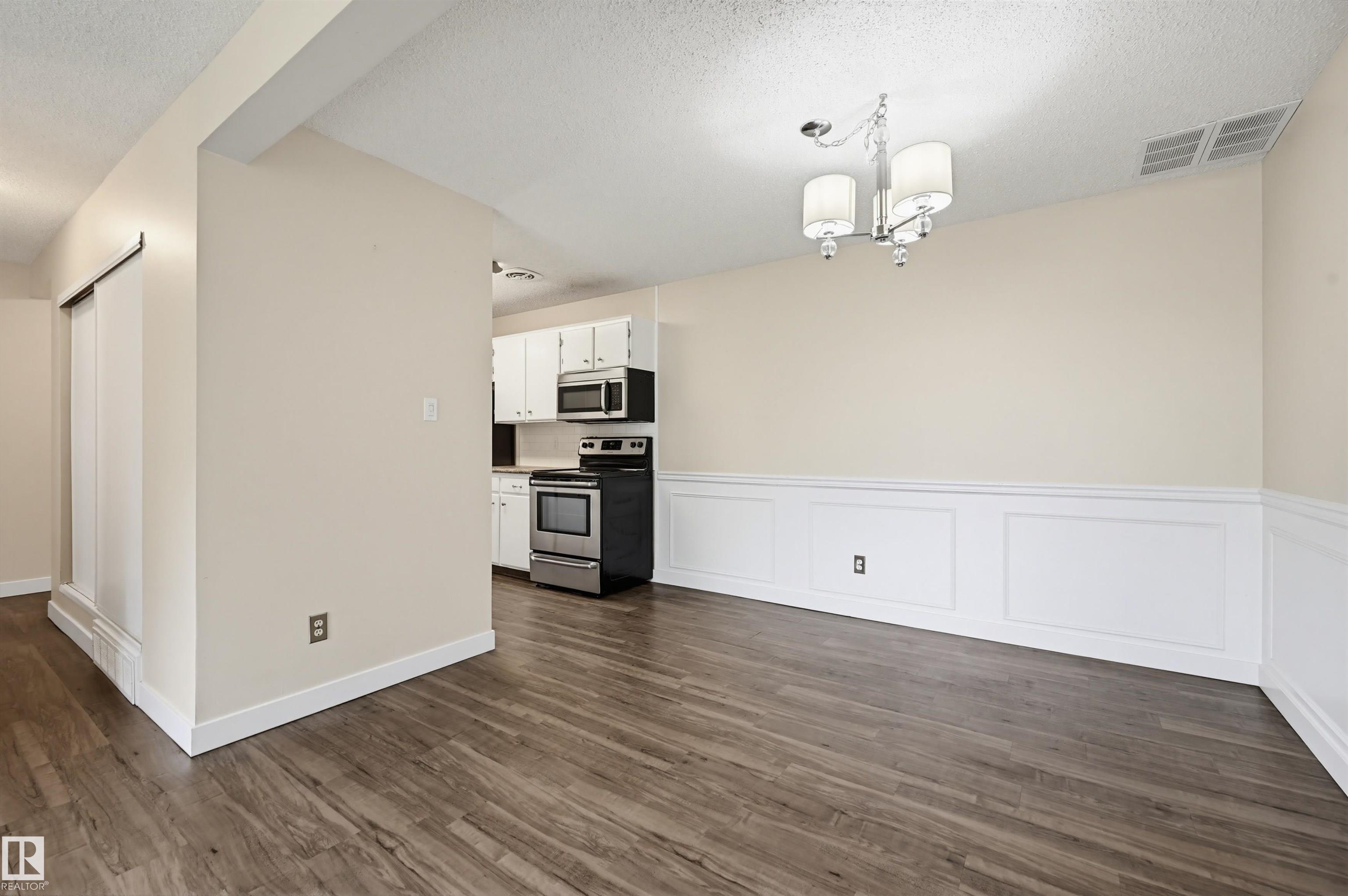 Photo 6 at 817 Erin Place NW, Thorncliffe, Edmonton