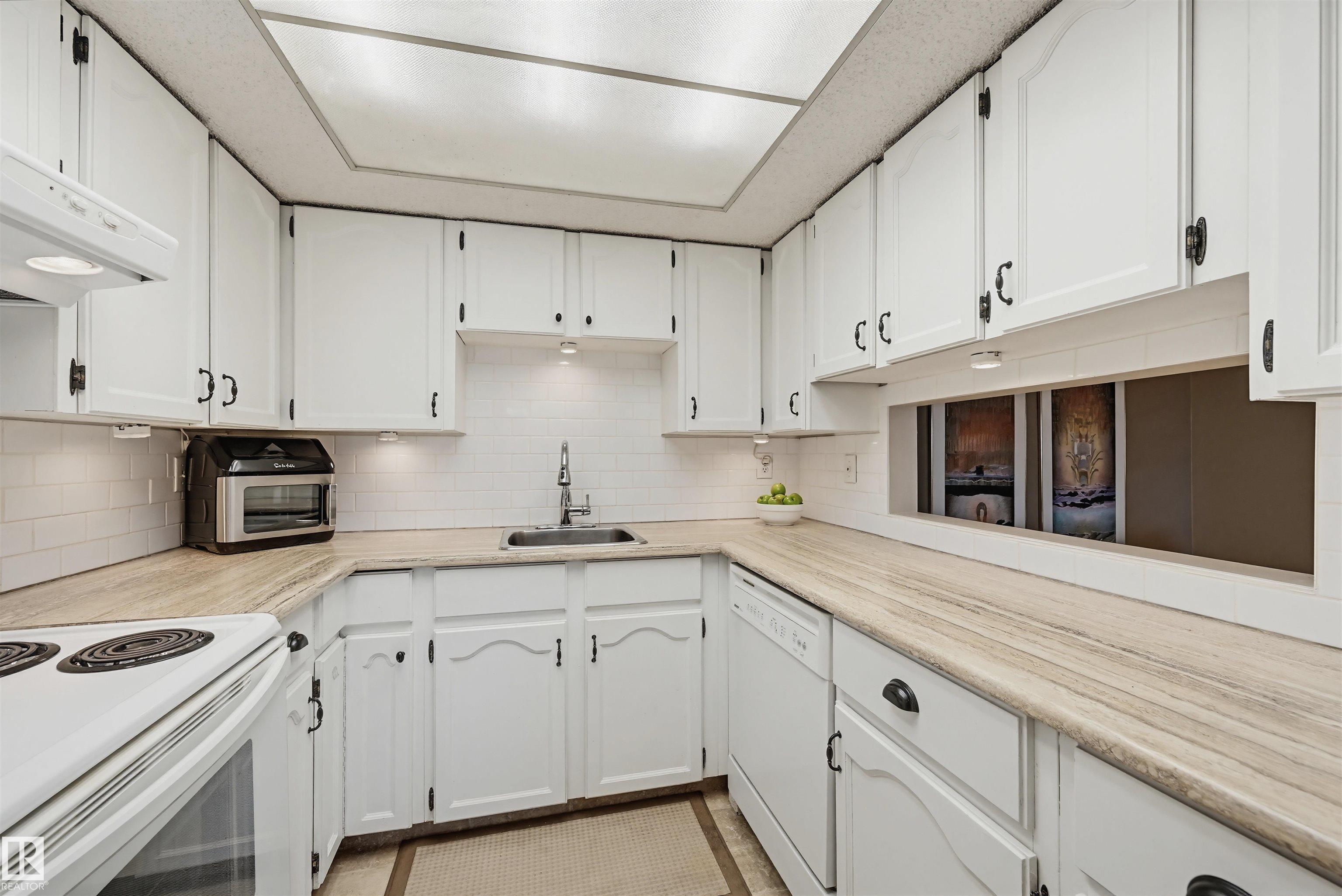 Photo 16 at 403 - 10171 119 Street NW, Wîhkwêntôwin, Edmonton