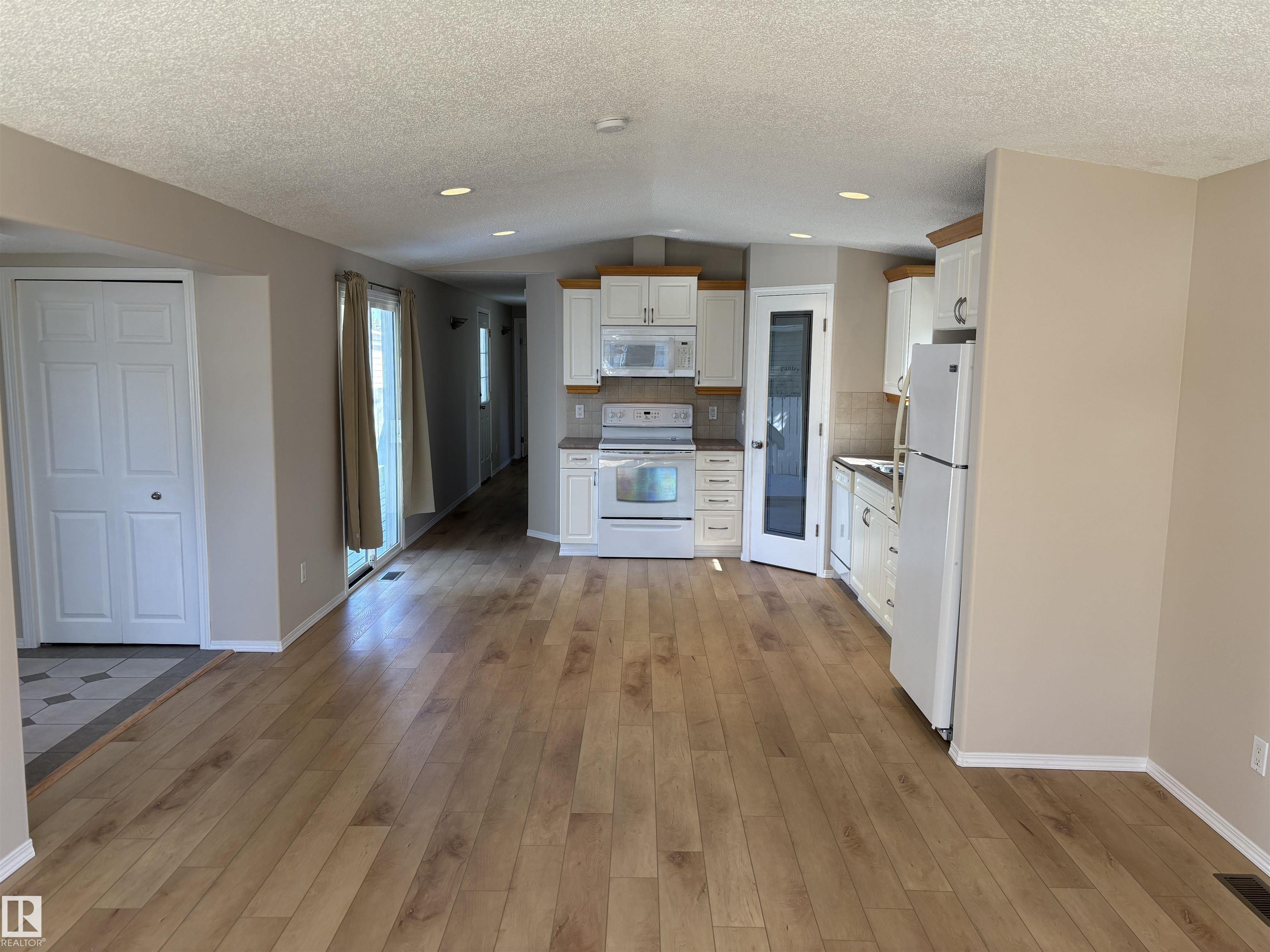 https://zimg.paragon.ice.com/ParagonImages/Property/PM/RAE/225419448/7/0/0/8e7cfde488a2c75139572a455f845d32/1/b15d8f352621f3663c8668e035c3561f/225419448-6b5afde7-973e-45ea-afab-f998ee42a4d1.JPG