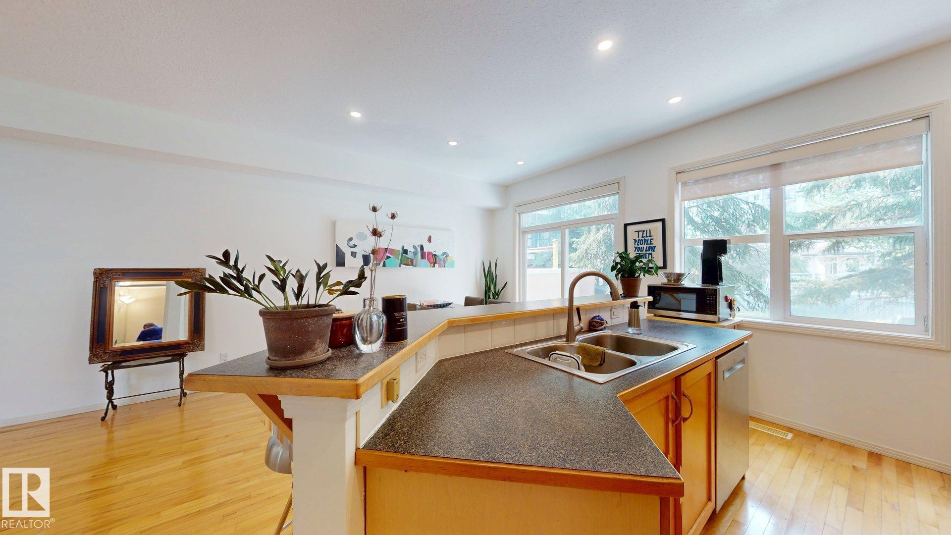 Photo 16 at 9846 112 Street NW, Wîhkwêntôwin, Edmonton