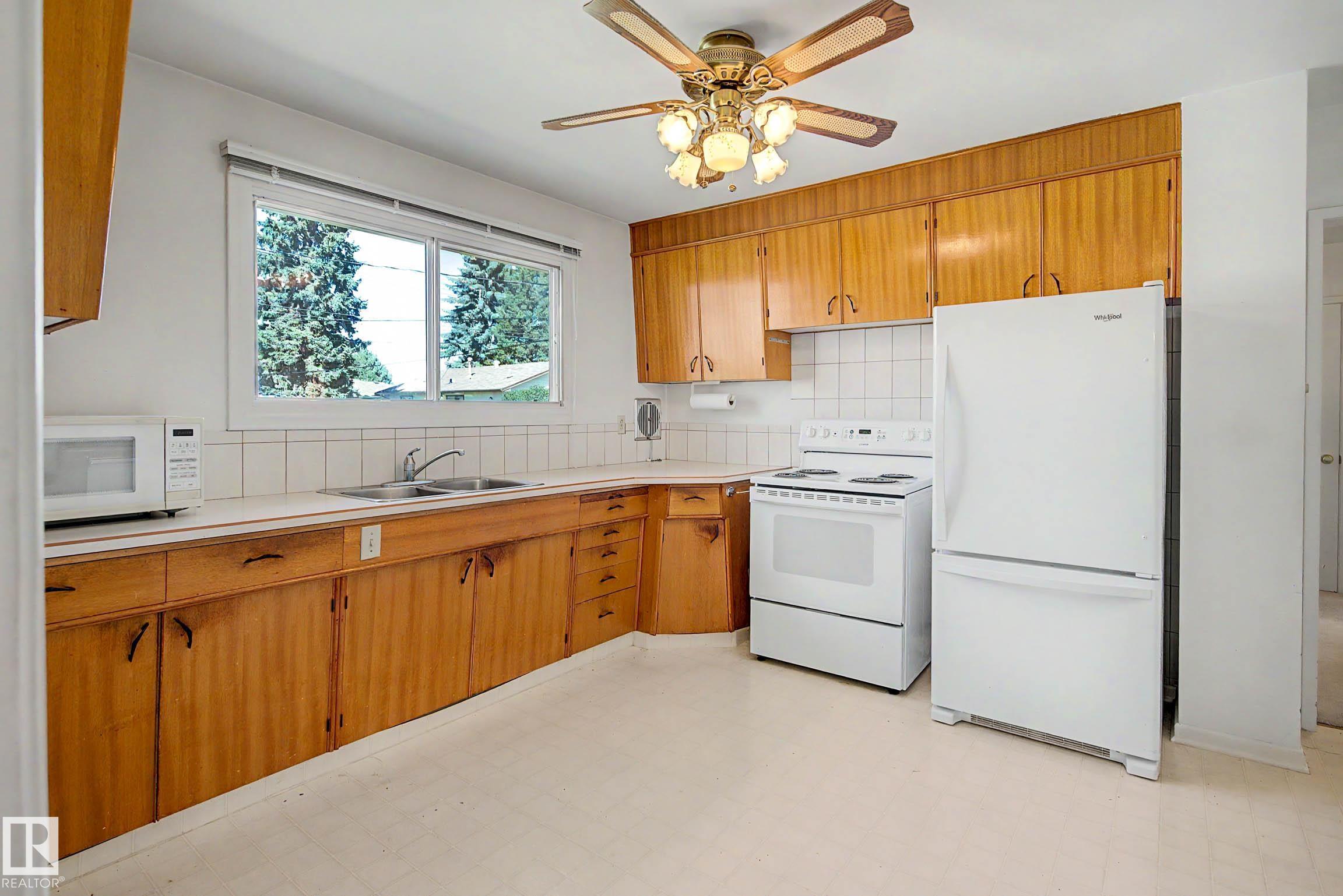 Photo 11 at 6720 95 Avenue NW, Ottewell, Edmonton