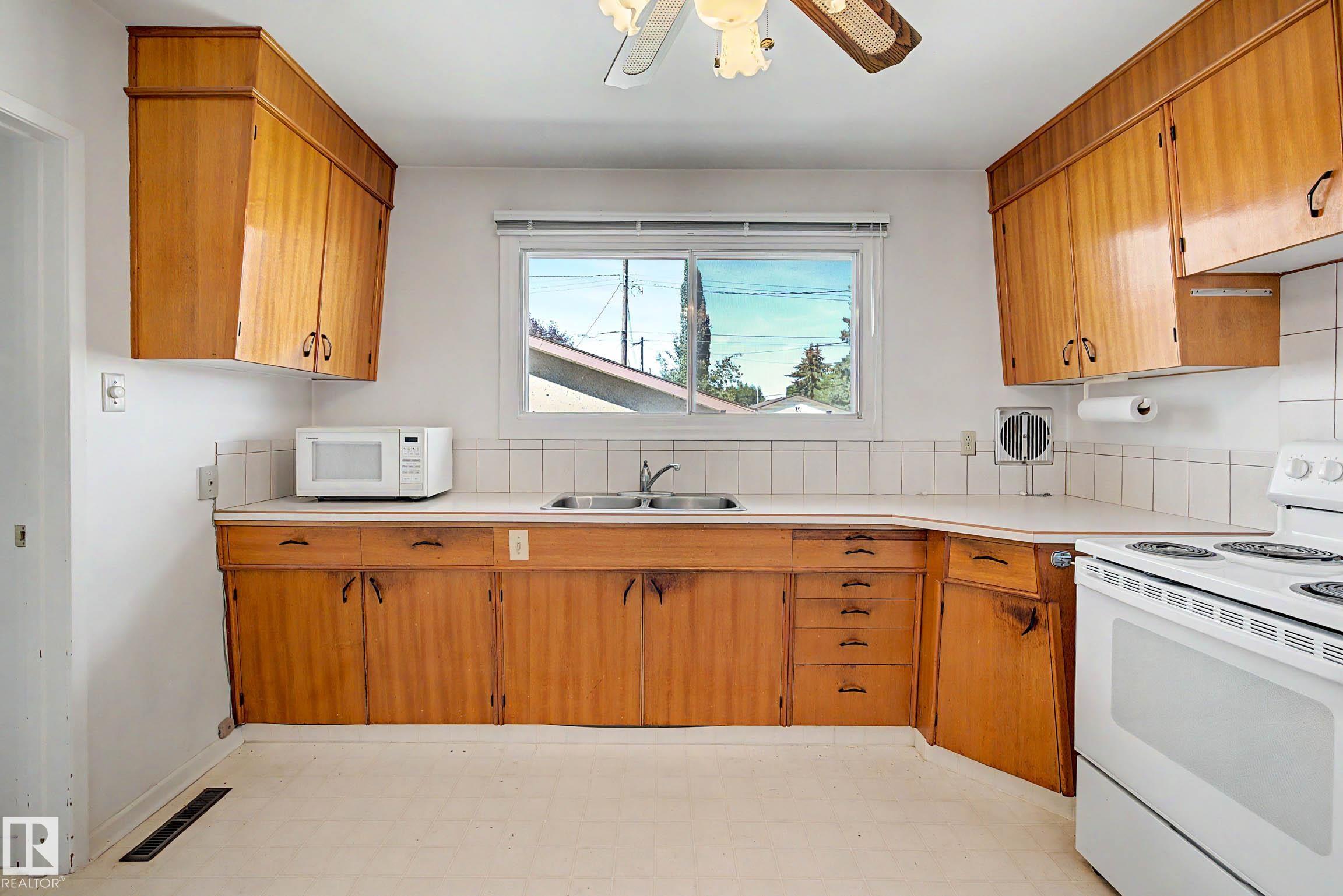 Photo 13 at 6720 95 Avenue NW, Ottewell, Edmonton