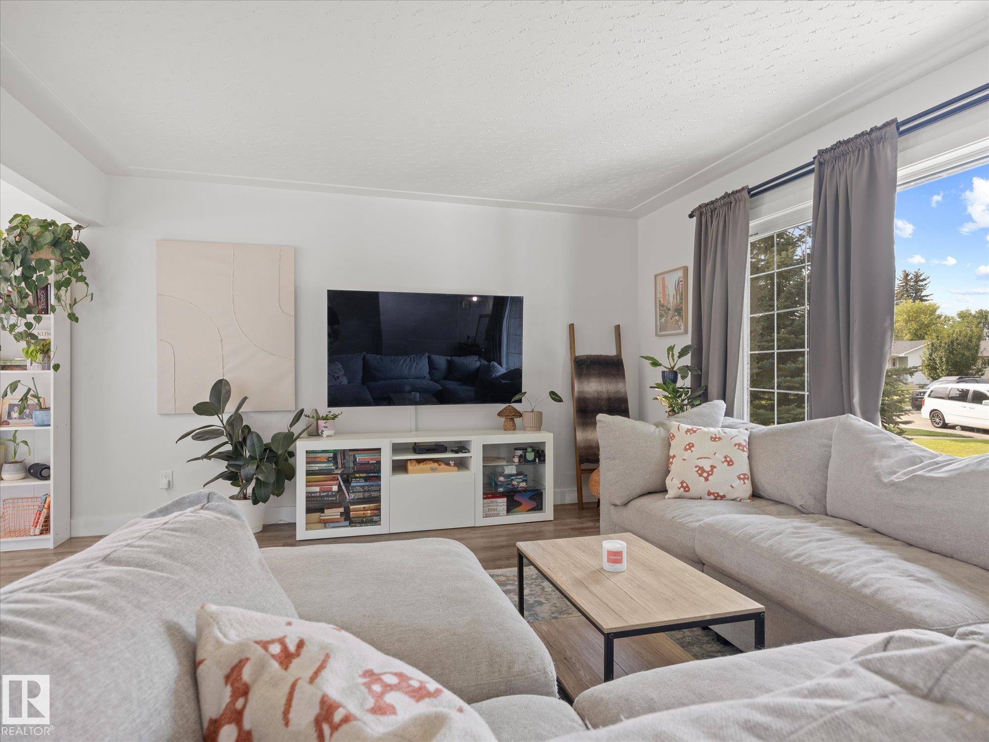 Photo 8 at 8905 157 Street NW, Meadowlark Park, Edmonton