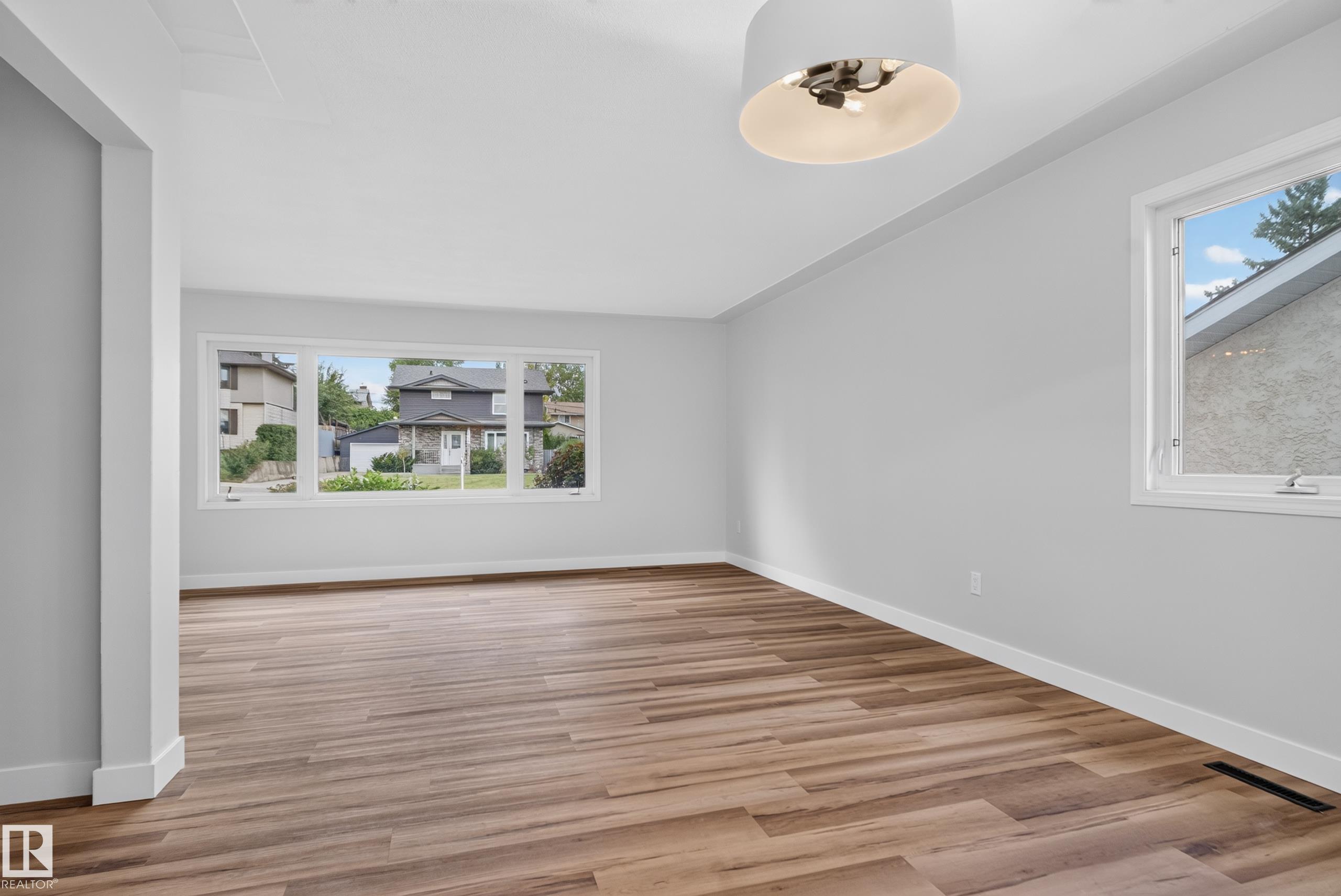Photo 23 at 10739 52 Street NW, Capilano, Edmonton