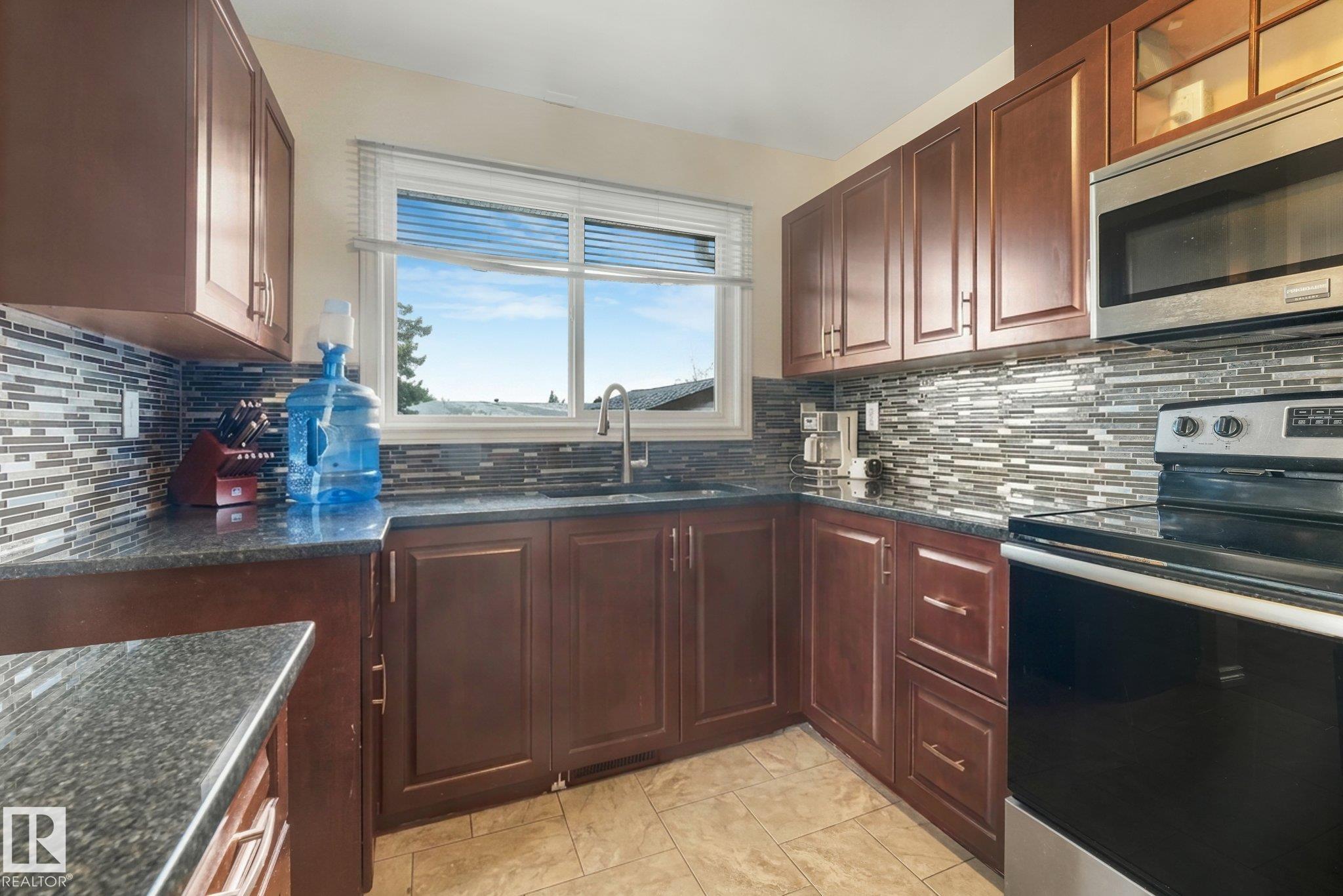Photo 13 at 9532 138 Avenue NW, Northmount, Edmonton