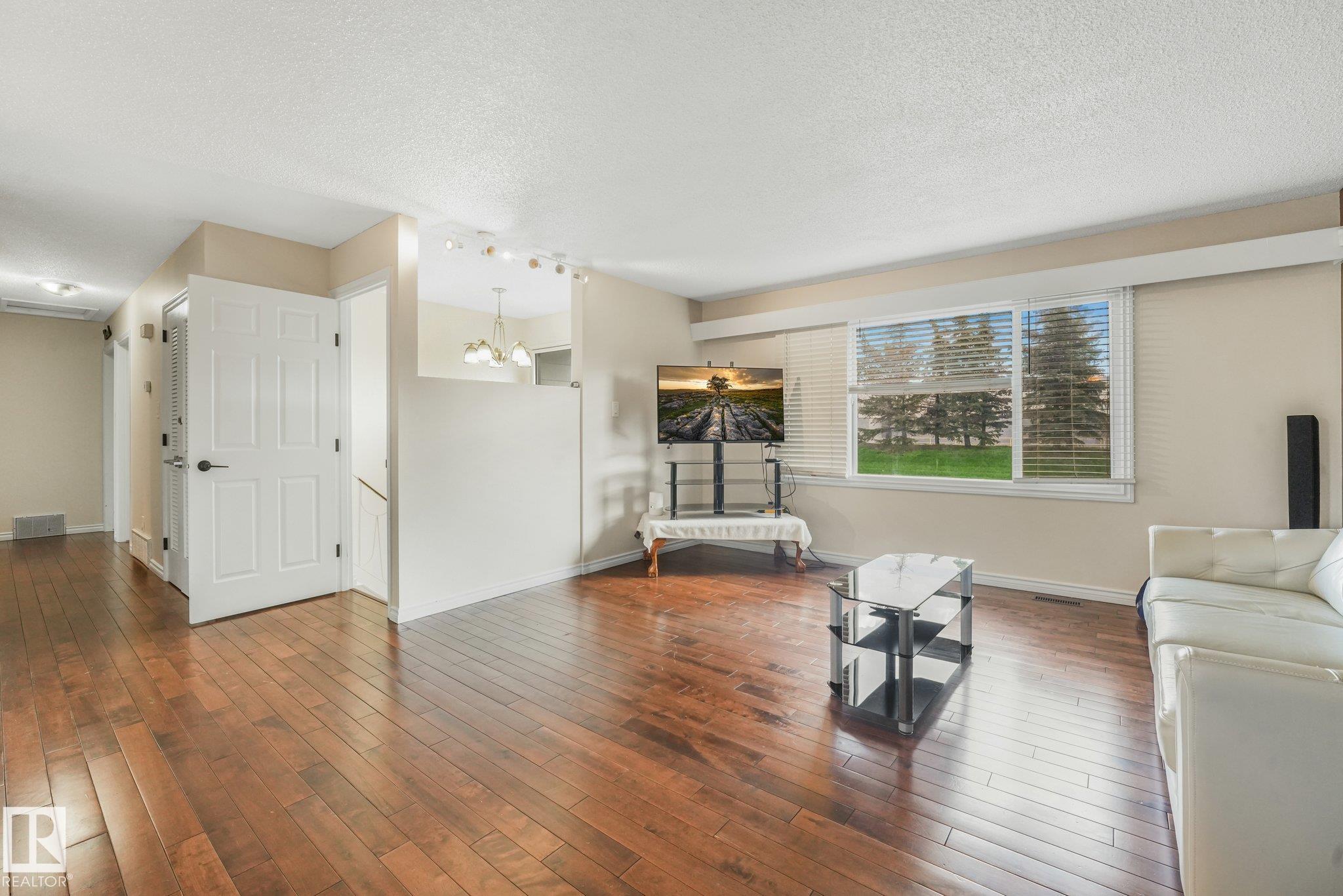 Photo 6 at 9532 138 Avenue NW, Northmount, Edmonton