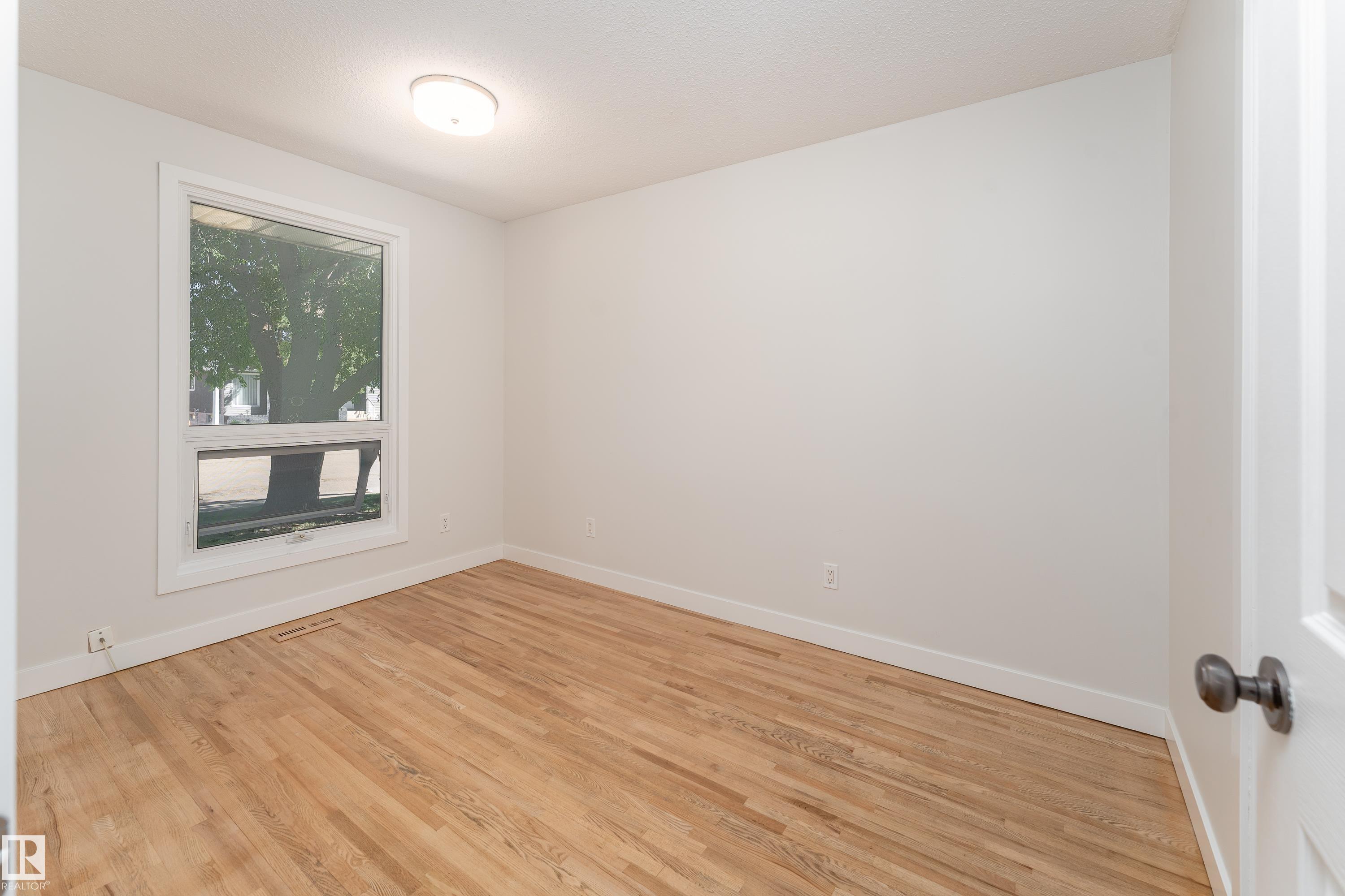 Photo 24 at 10415 39a Avenue NW, Duggan, Edmonton
