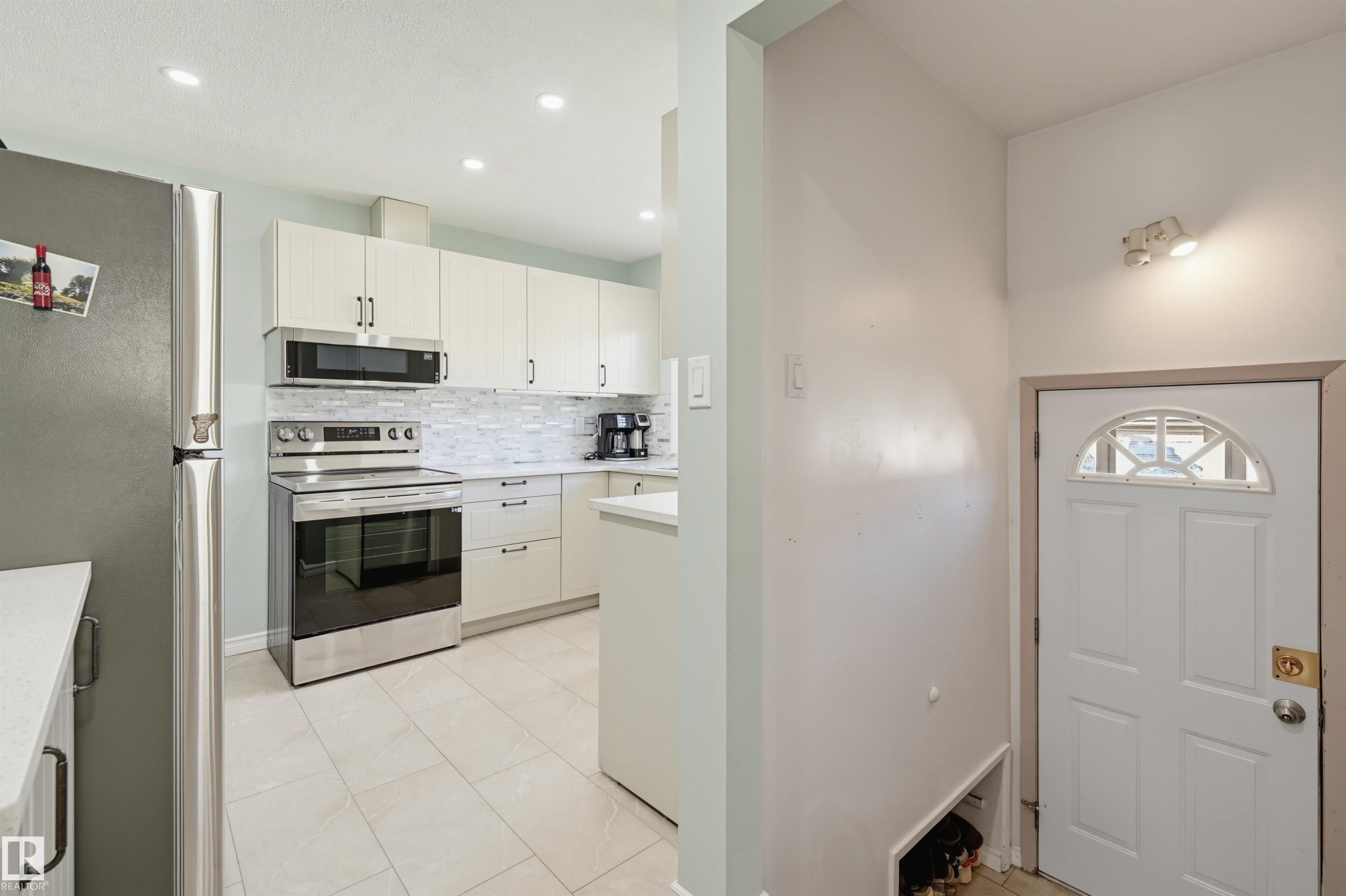 Photo 12 at 9122 167 Street NW, West Meadowlark Park, Edmonton