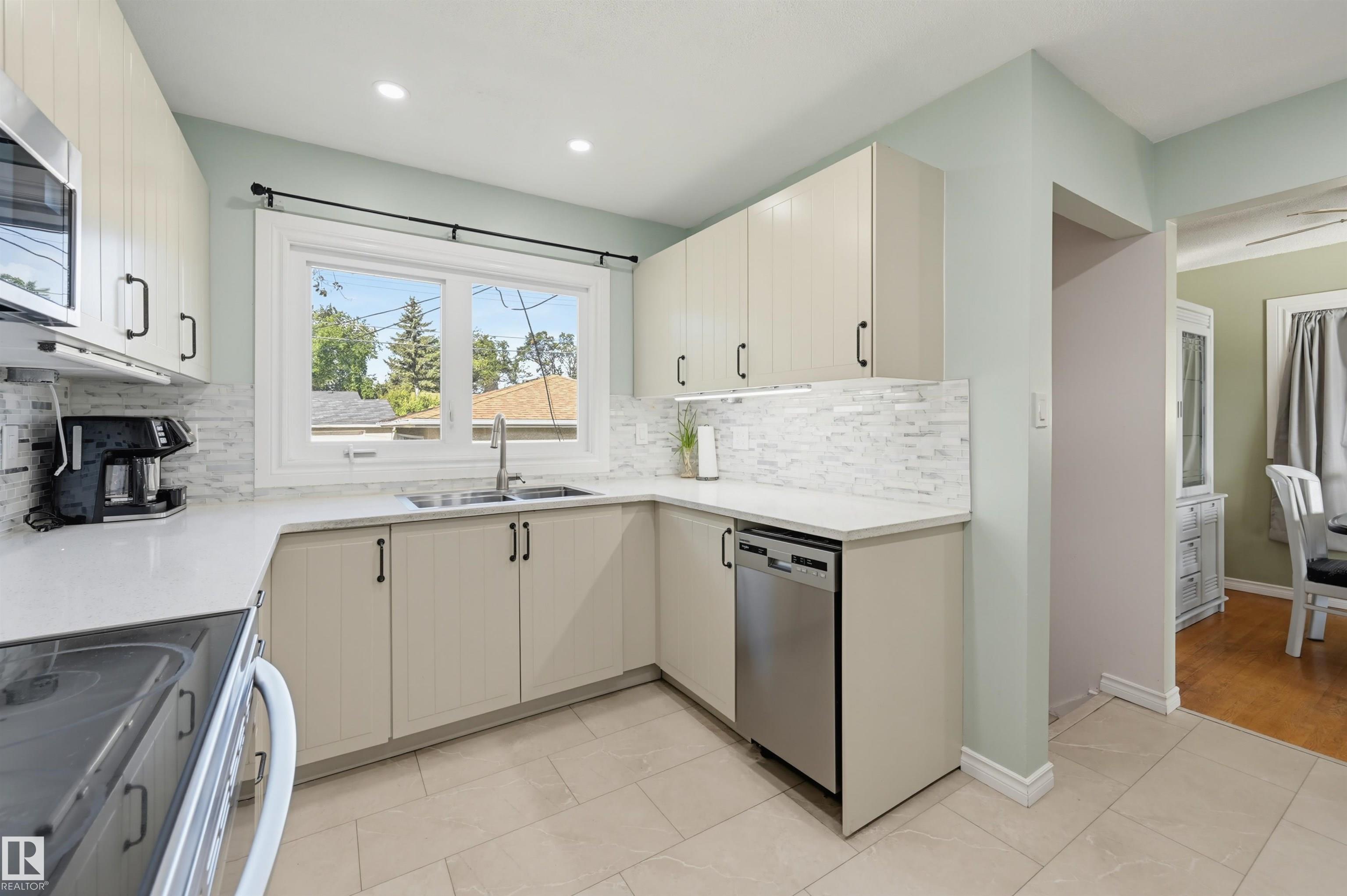 Photo 14 at 9122 167 Street NW, West Meadowlark Park, Edmonton