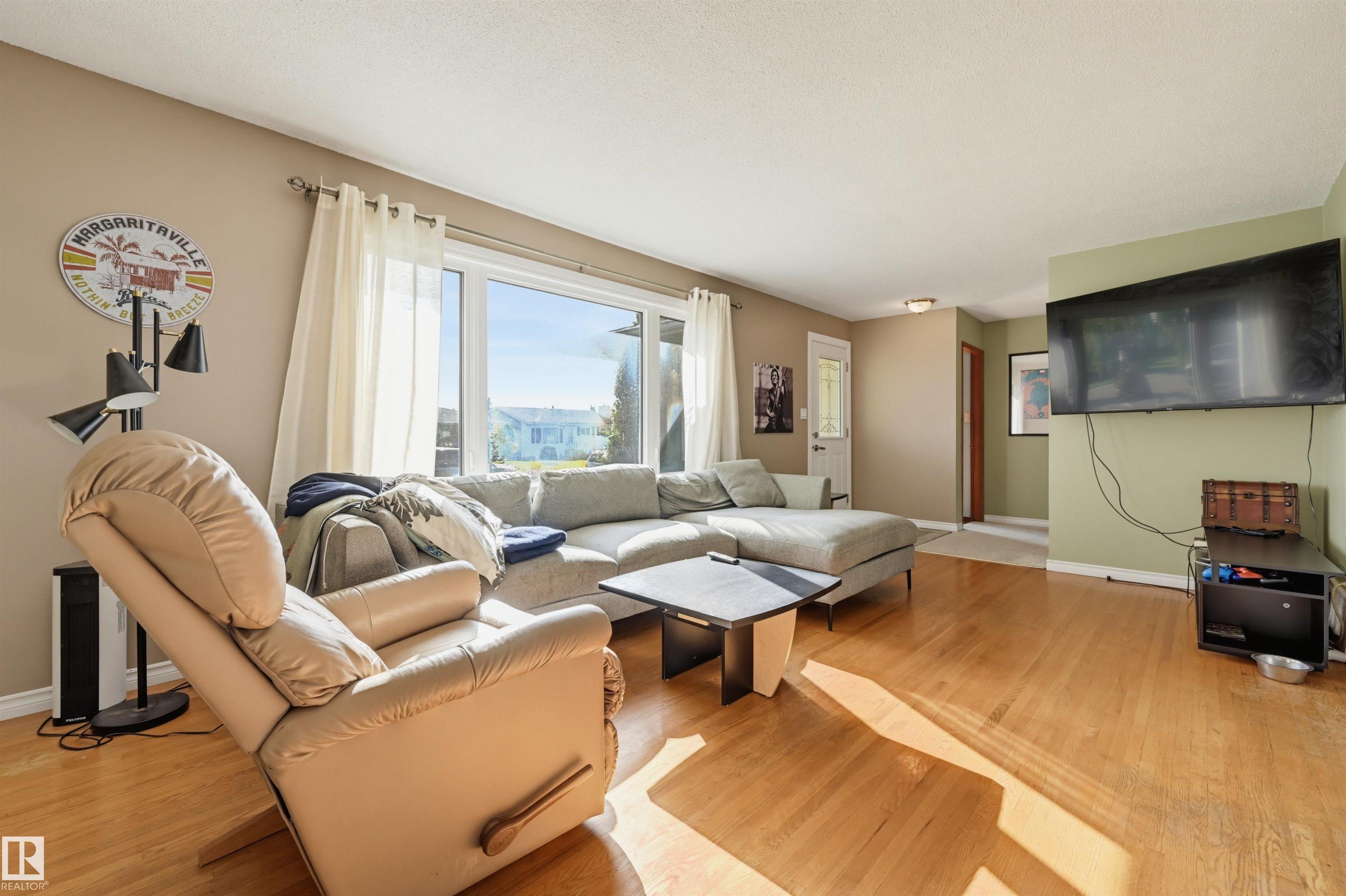 Photo 6 at 9122 167 Street NW, West Meadowlark Park, Edmonton