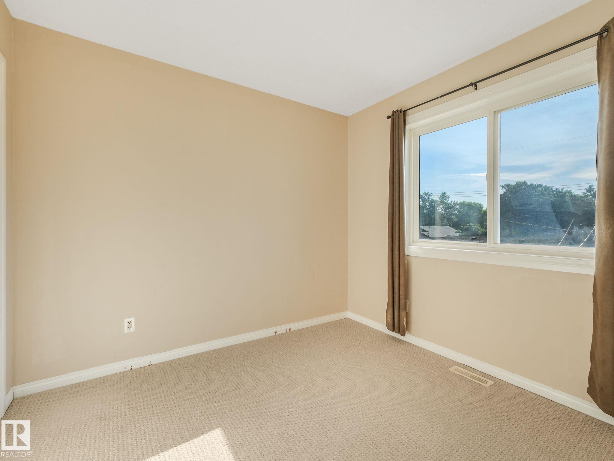 Photo 12 at 4 - 11813 43 Street NW, Beacon Heights, Edmonton