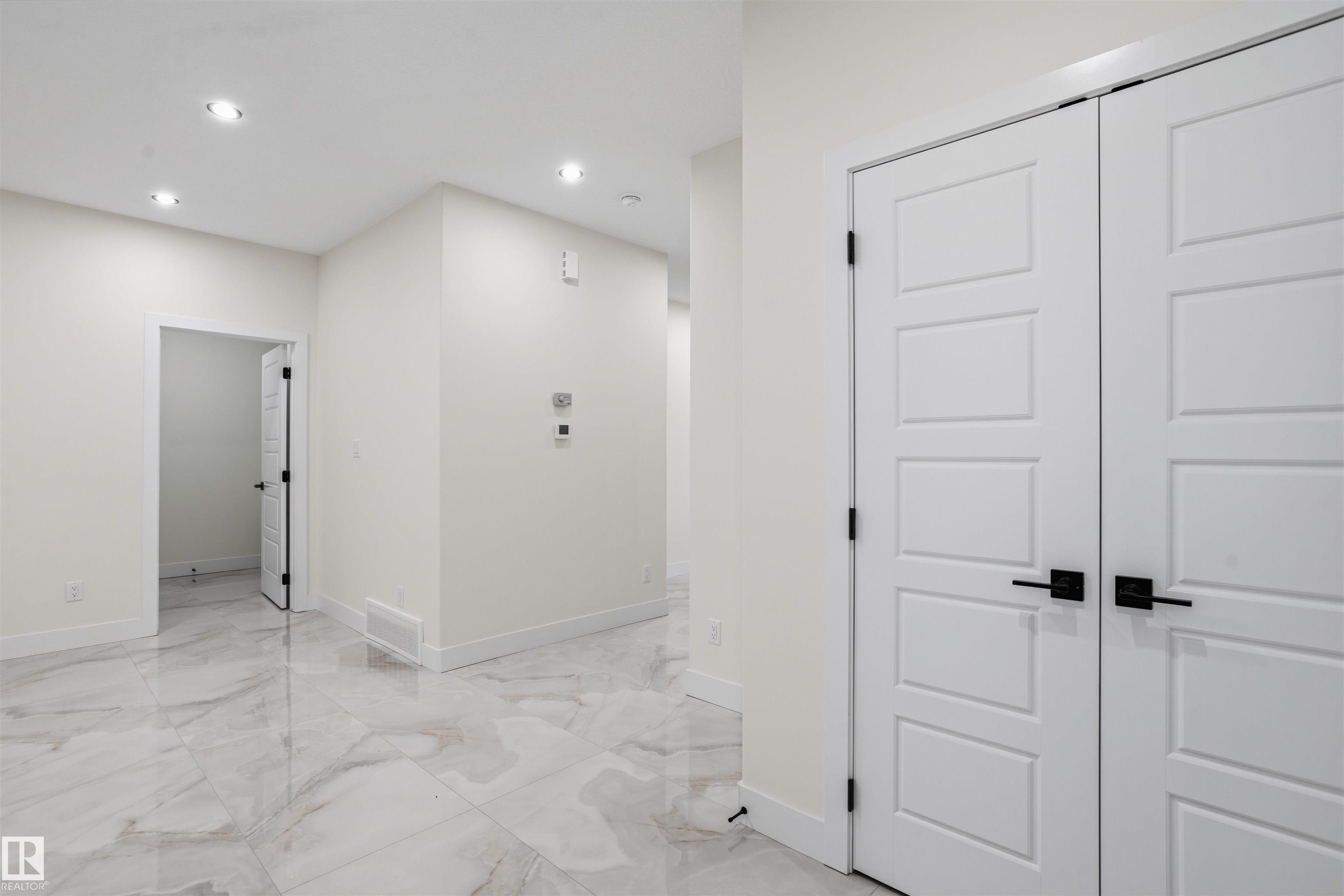 216 21 Street SW, Alces, Edmonton