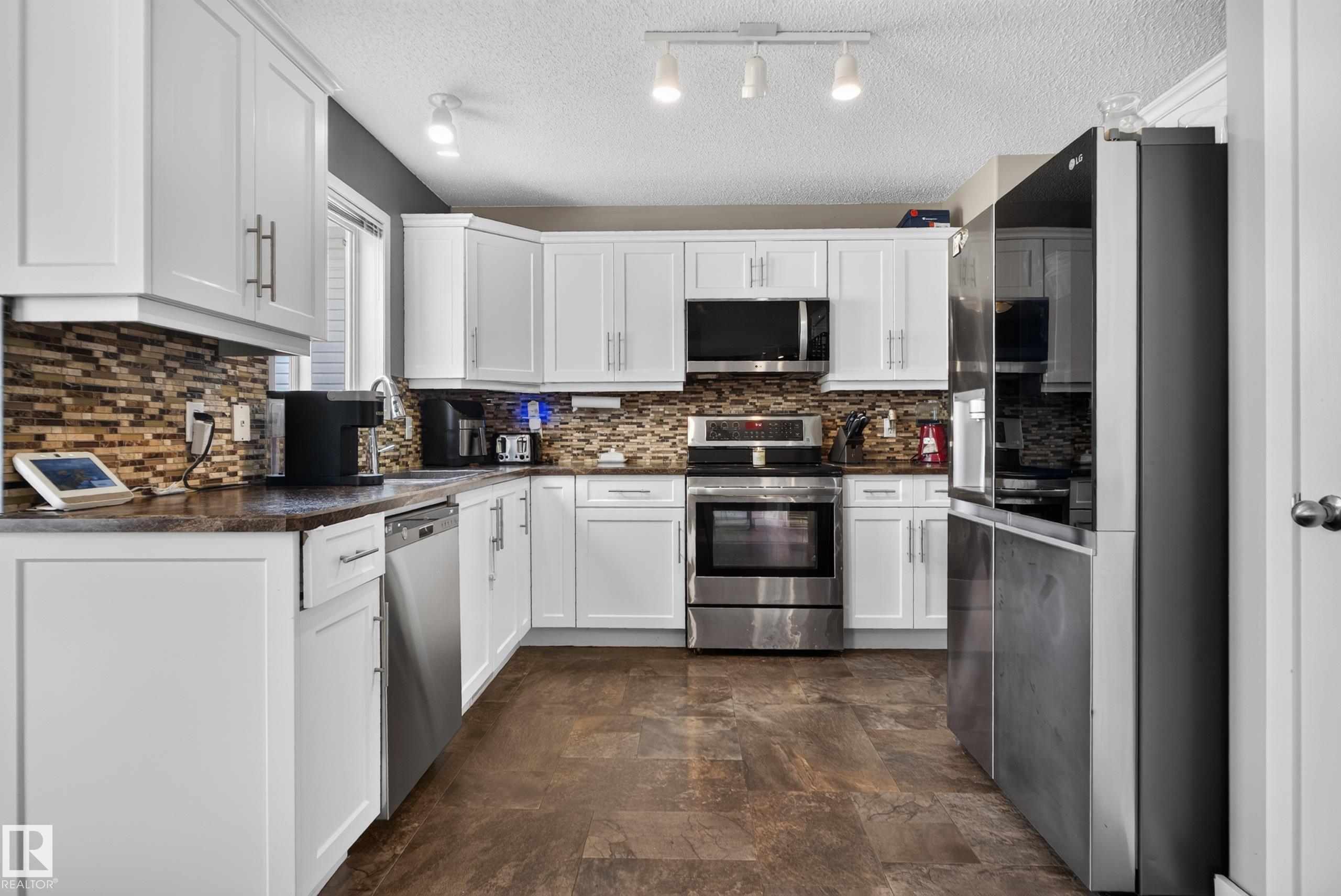 Photo 11 at 9826 180 Avenue NW, Elsinore, Edmonton