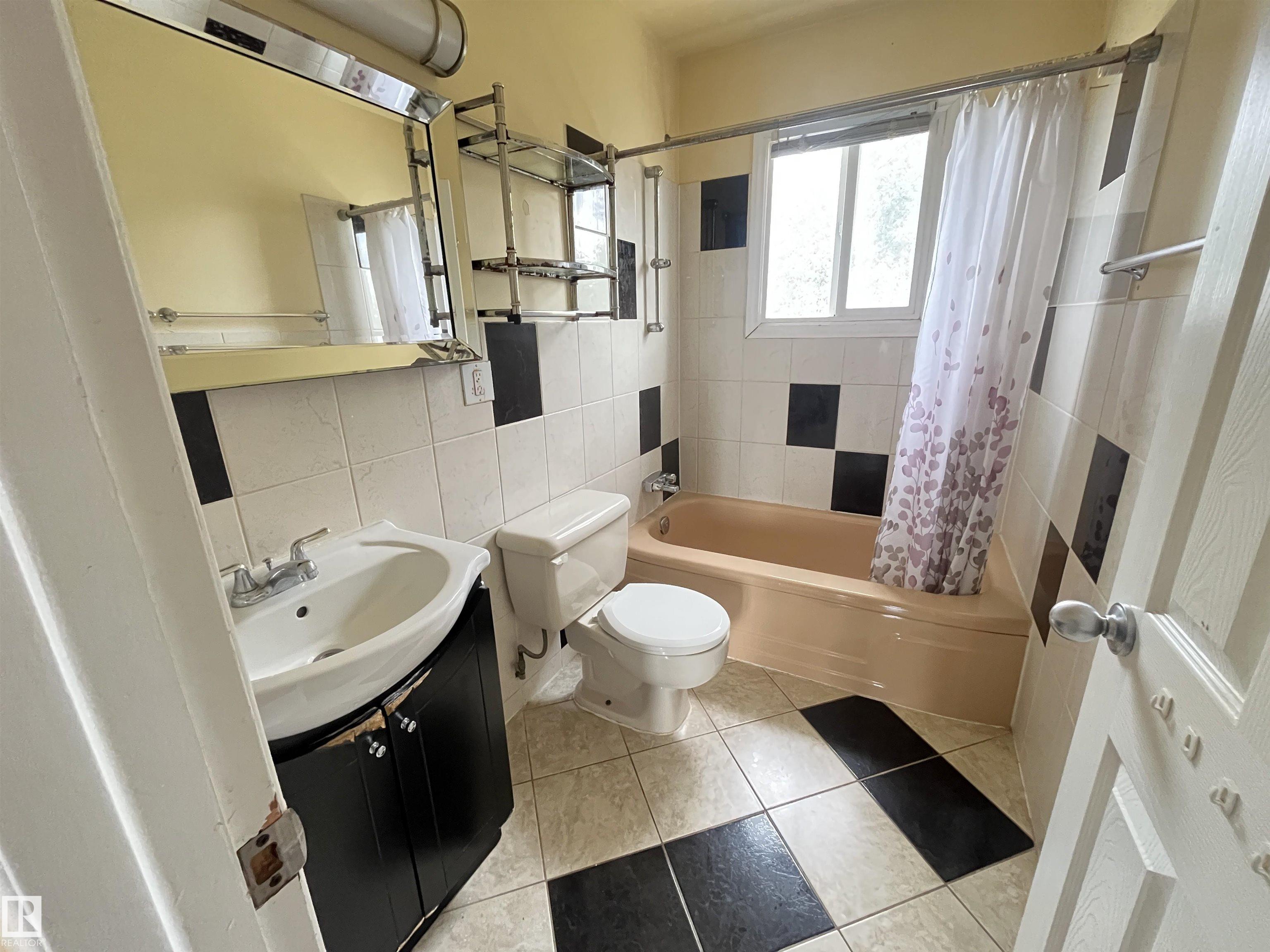 Photo 11 at 8817 163 Street NW, Meadowlark Park, Edmonton