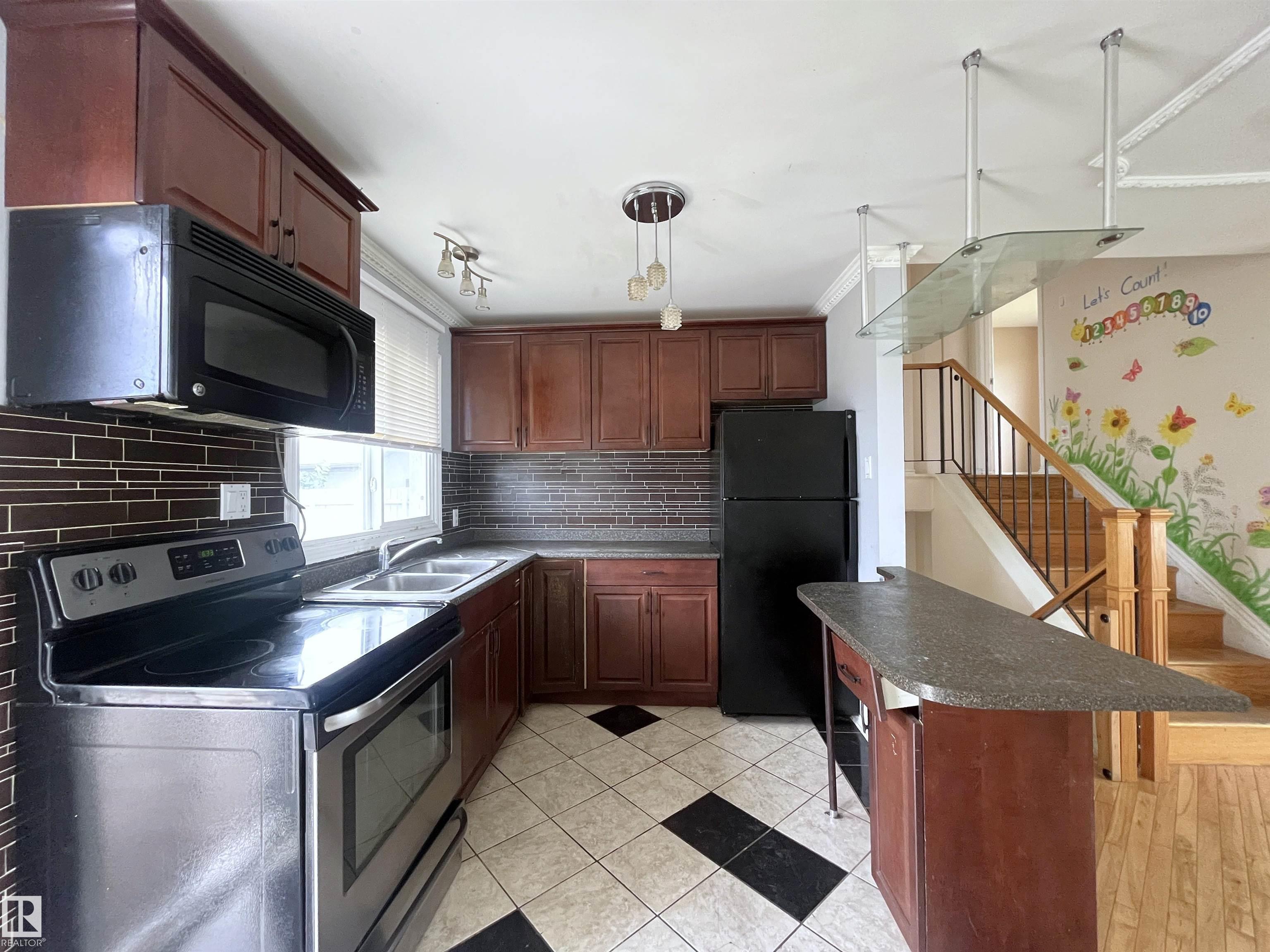 Photo 7 at 8817 163 Street NW, Meadowlark Park, Edmonton