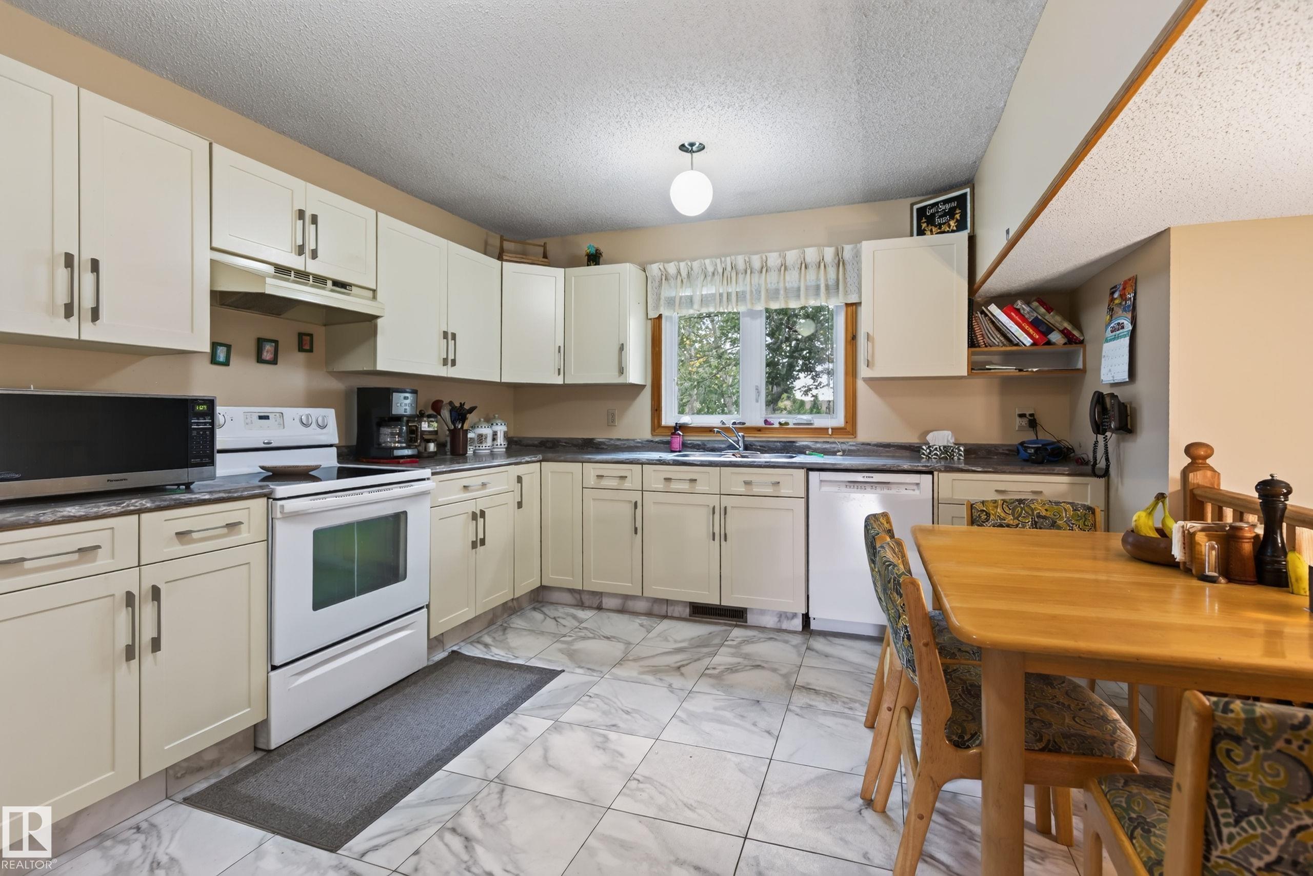 Photo 12 at 5712 123 Avenue NW, Newton, Edmonton