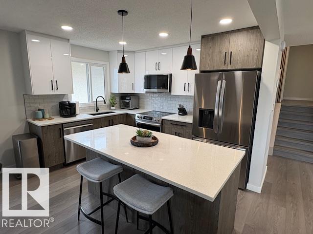 Photo 11 at 9520 150 Avenue NW, Evansdale, Edmonton
