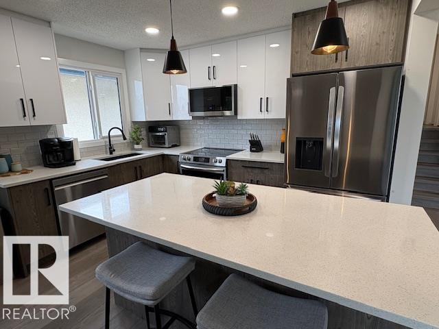 Photo 12 at 9520 150 Avenue NW, Evansdale, Edmonton