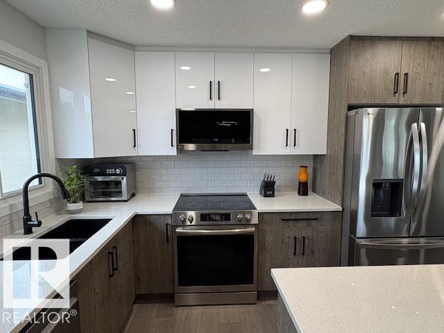 Photo 13 at 9520 150 Avenue NW, Evansdale, Edmonton