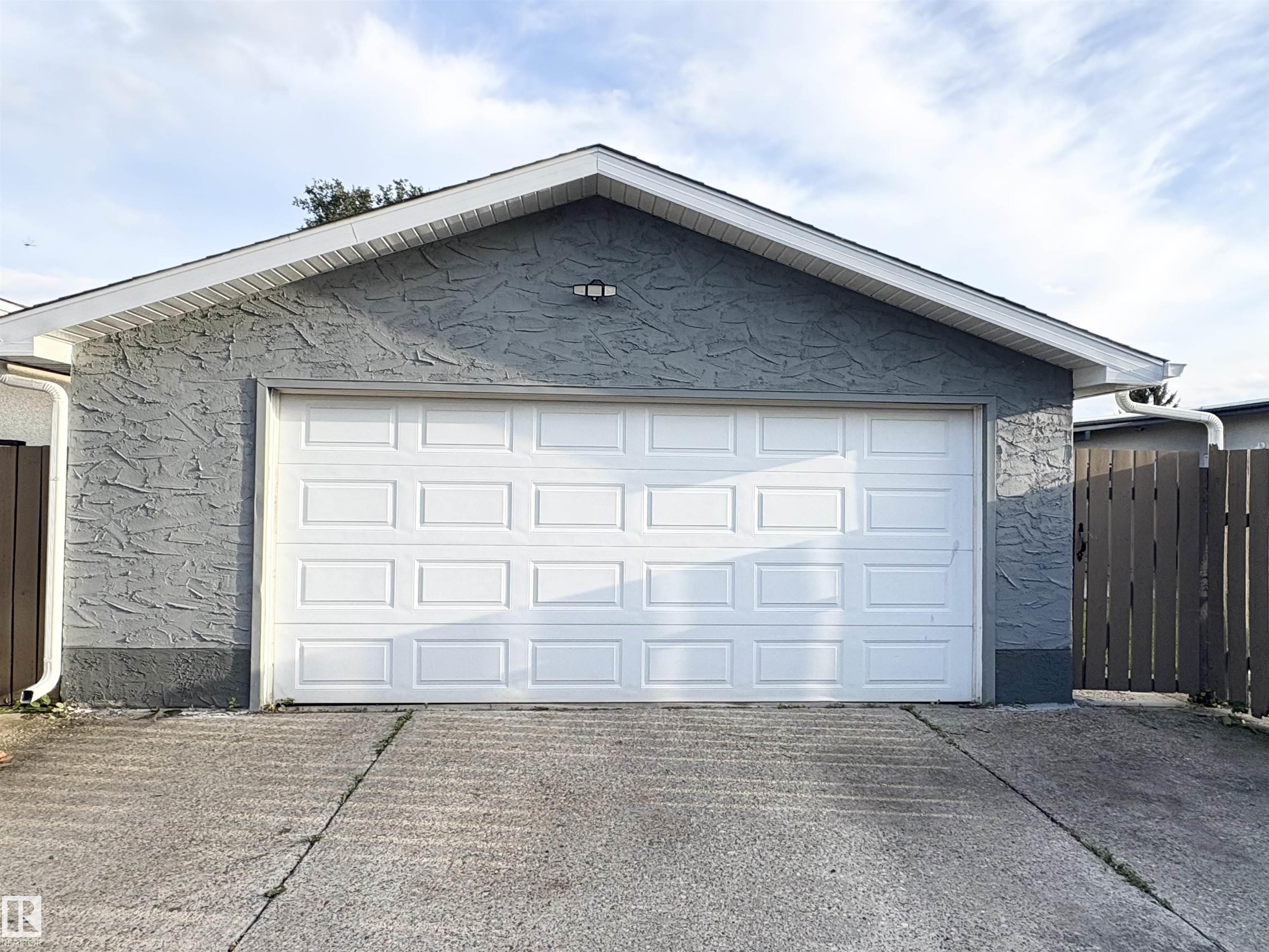 Photo 31 at 9520 150 Avenue NW, Evansdale, Edmonton