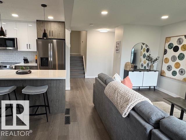Photo 10 at 9520 150 Avenue NW, Evansdale, Edmonton