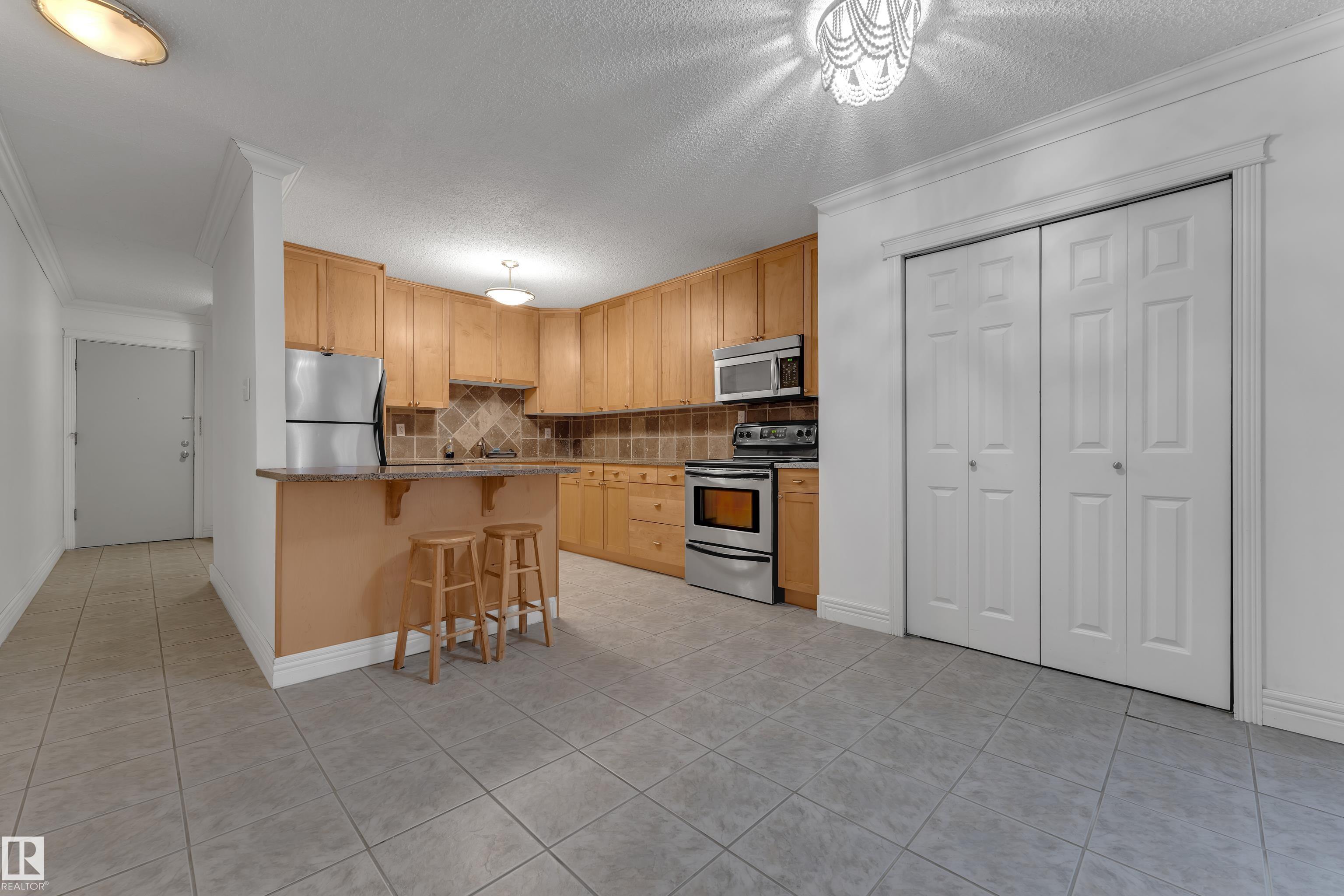 Photo 7 at 304 - 10165 113 Street NW, Wîhkwêntôwin, Edmonton