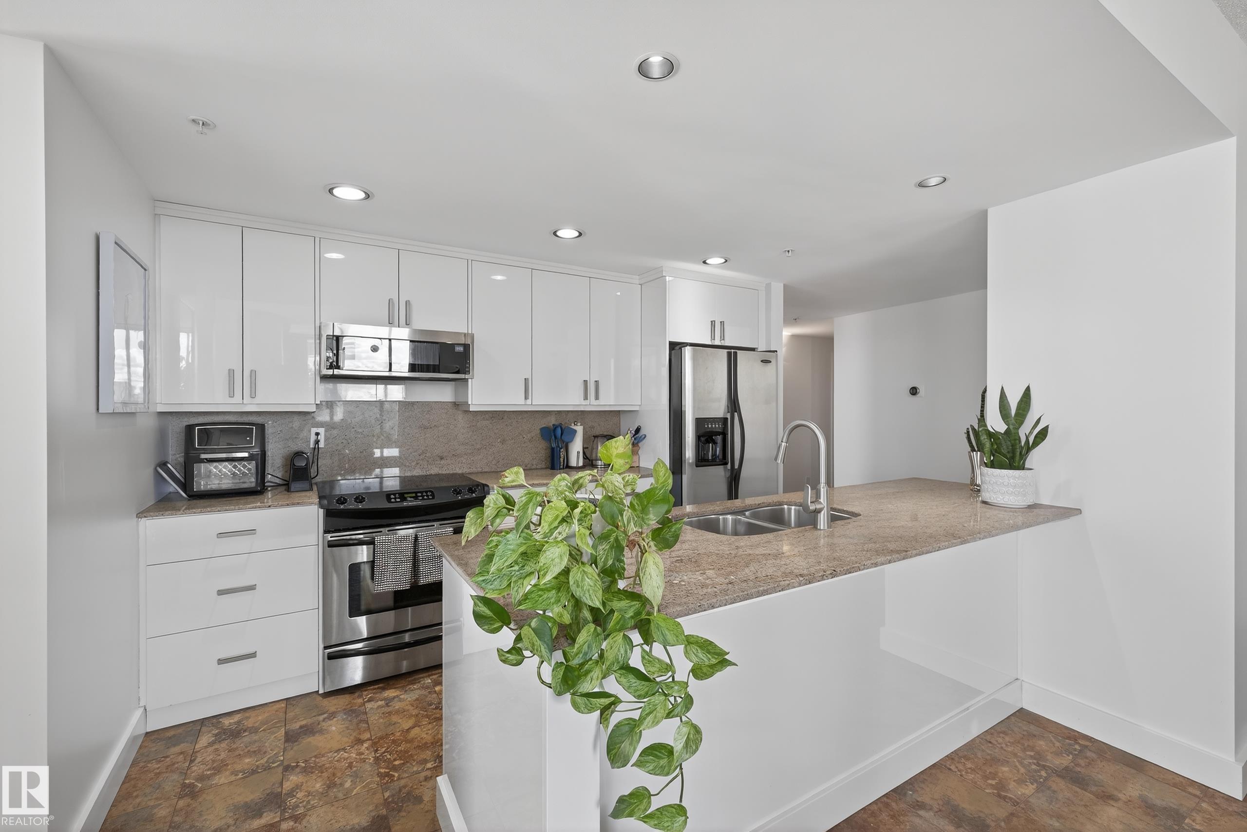 Photo 8 at 701 - 10028 119 Street NW, Wîhkwêntôwin, Edmonton