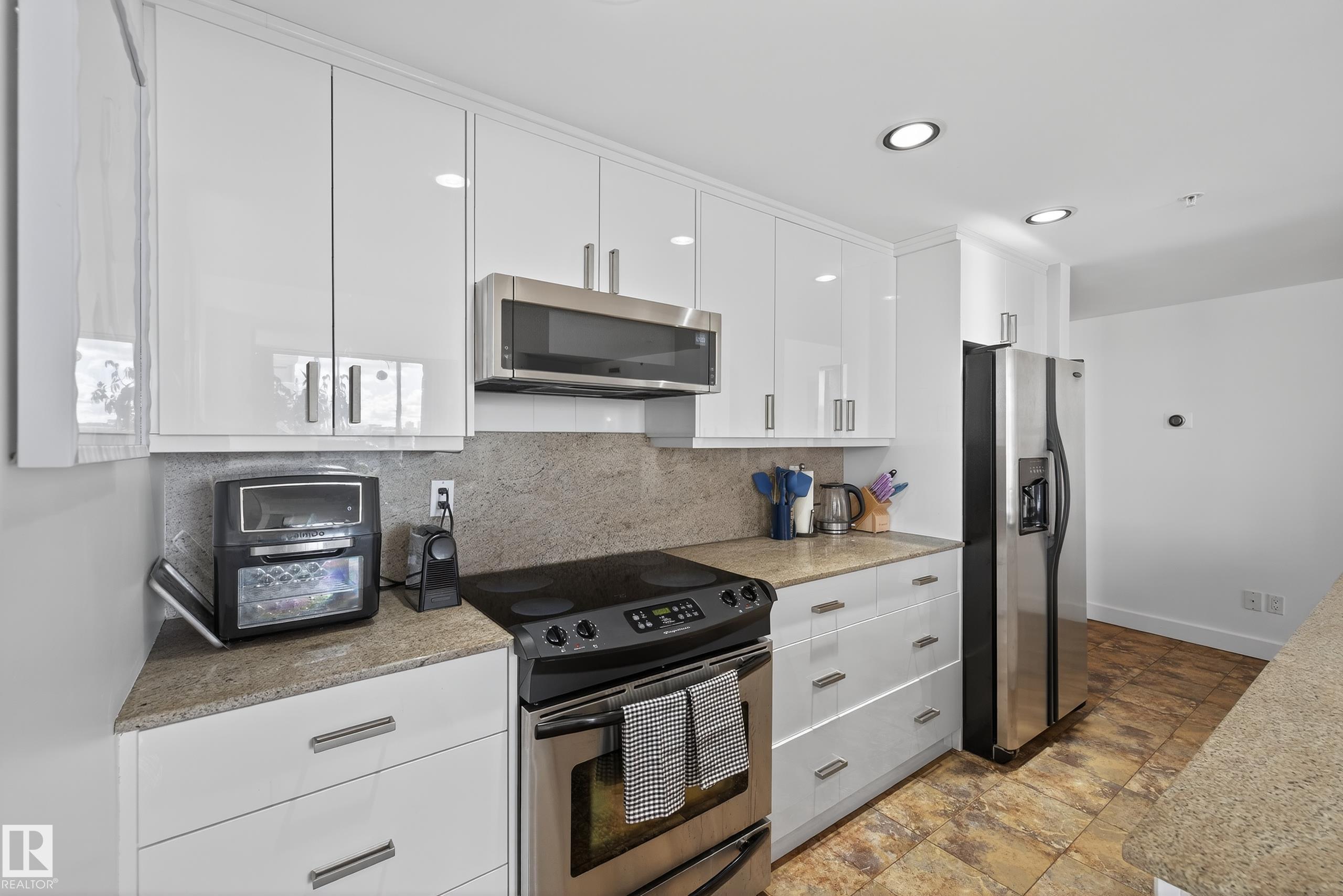 Photo 9 at 701 - 10028 119 Street NW, Wîhkwêntôwin, Edmonton