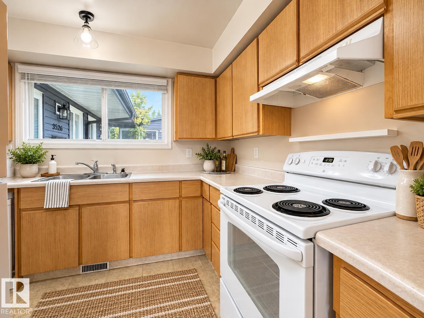 Photo 8 at 3526 42 Street NW, Minchau, Edmonton