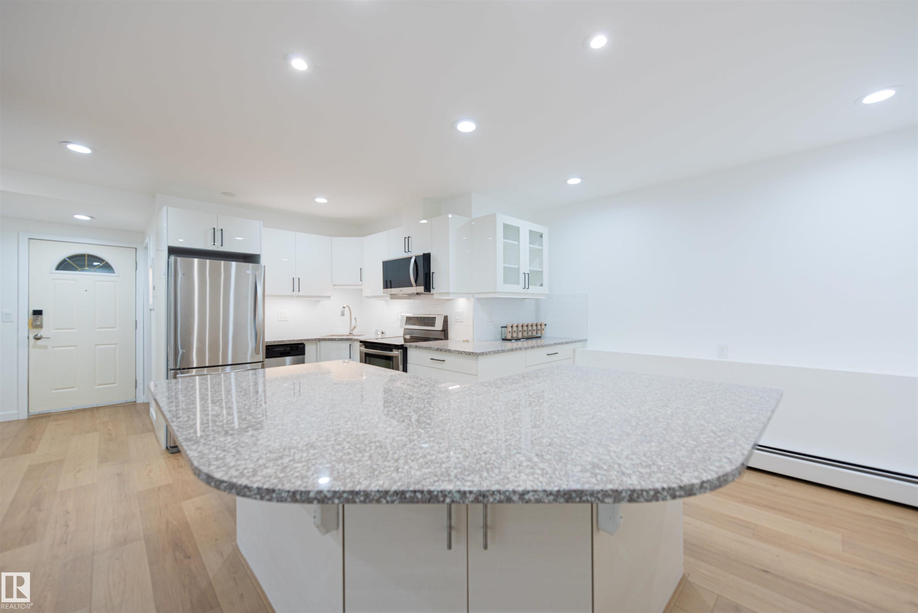 Photo 8 at 1 - 10032 113 Street NW, Wîhkwêntôwin, Edmonton