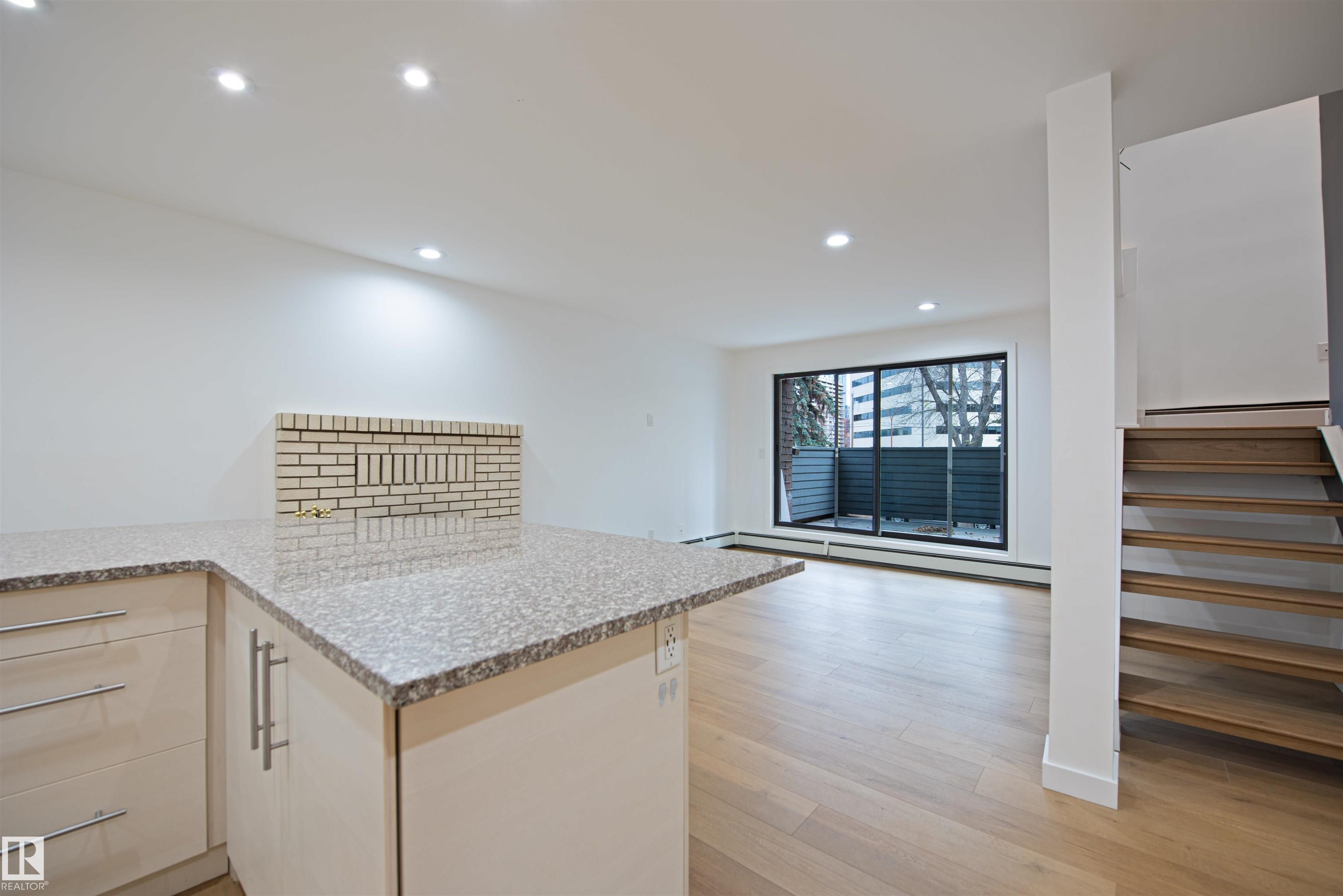 Photo 9 at 1 - 10032 113 Street NW, Wîhkwêntôwin, Edmonton