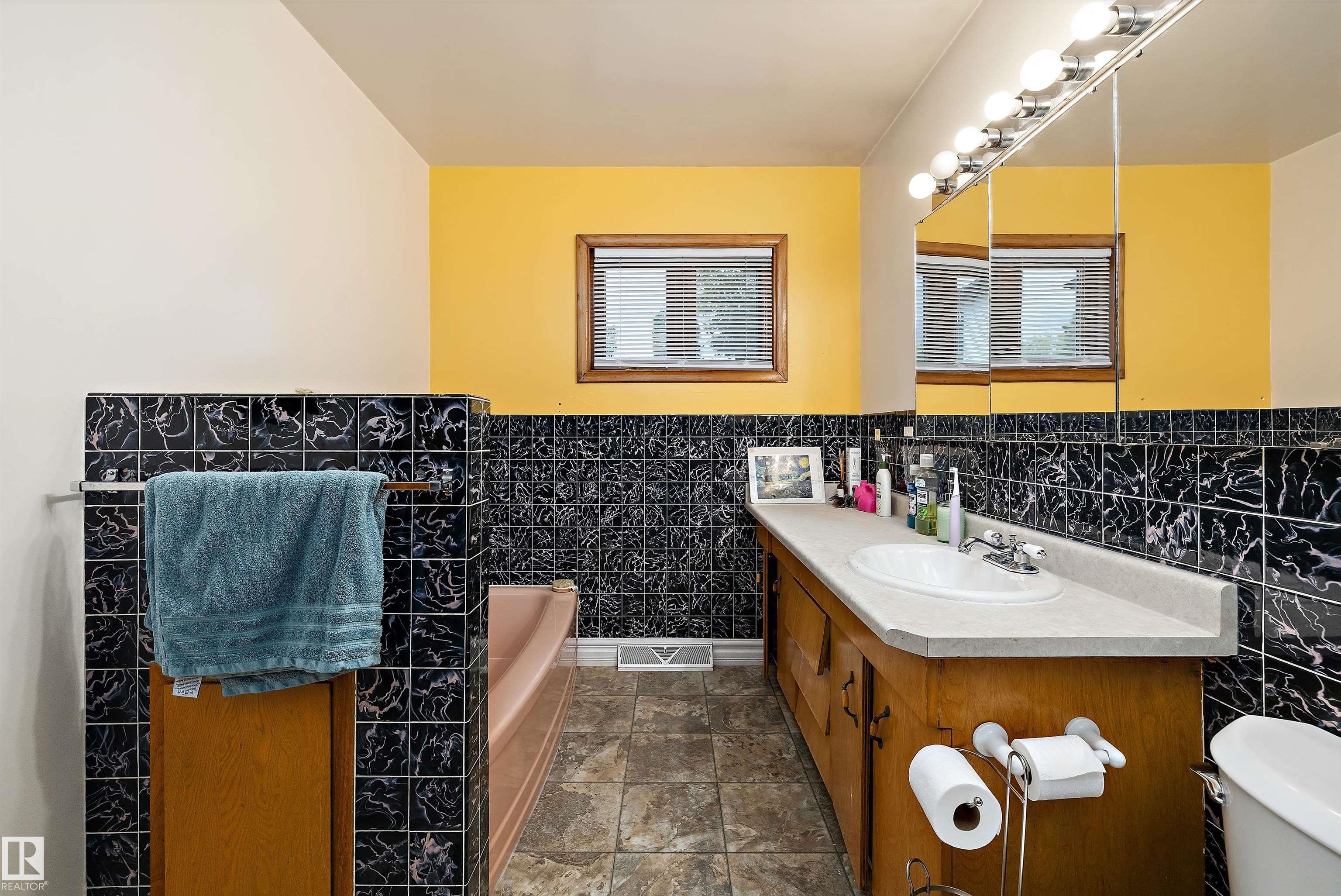 Photo 17 at 10621 60a Avenue NW, Pleasantview, Edmonton