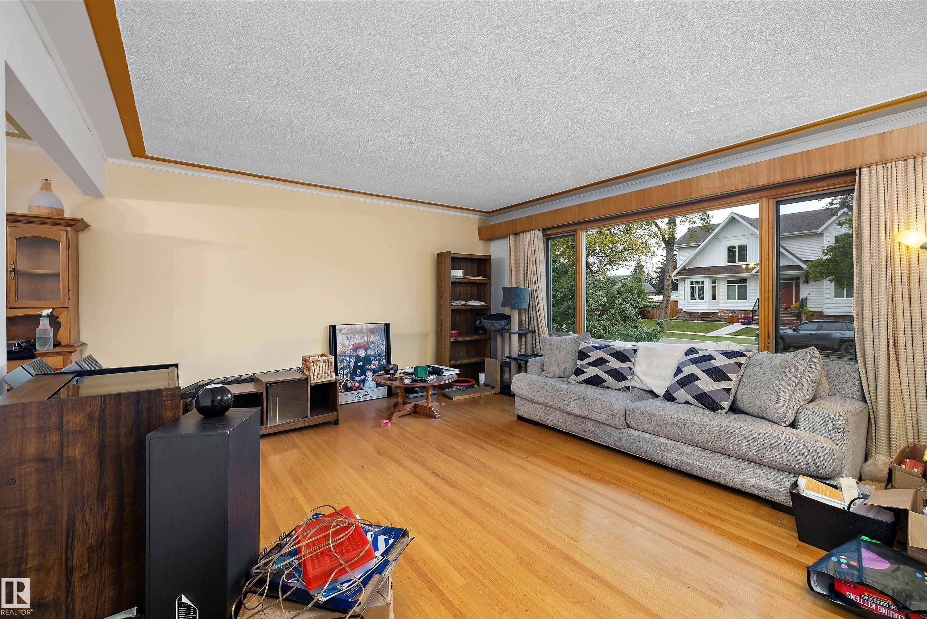 Photo 5 at 10621 60a Avenue NW, Pleasantview, Edmonton