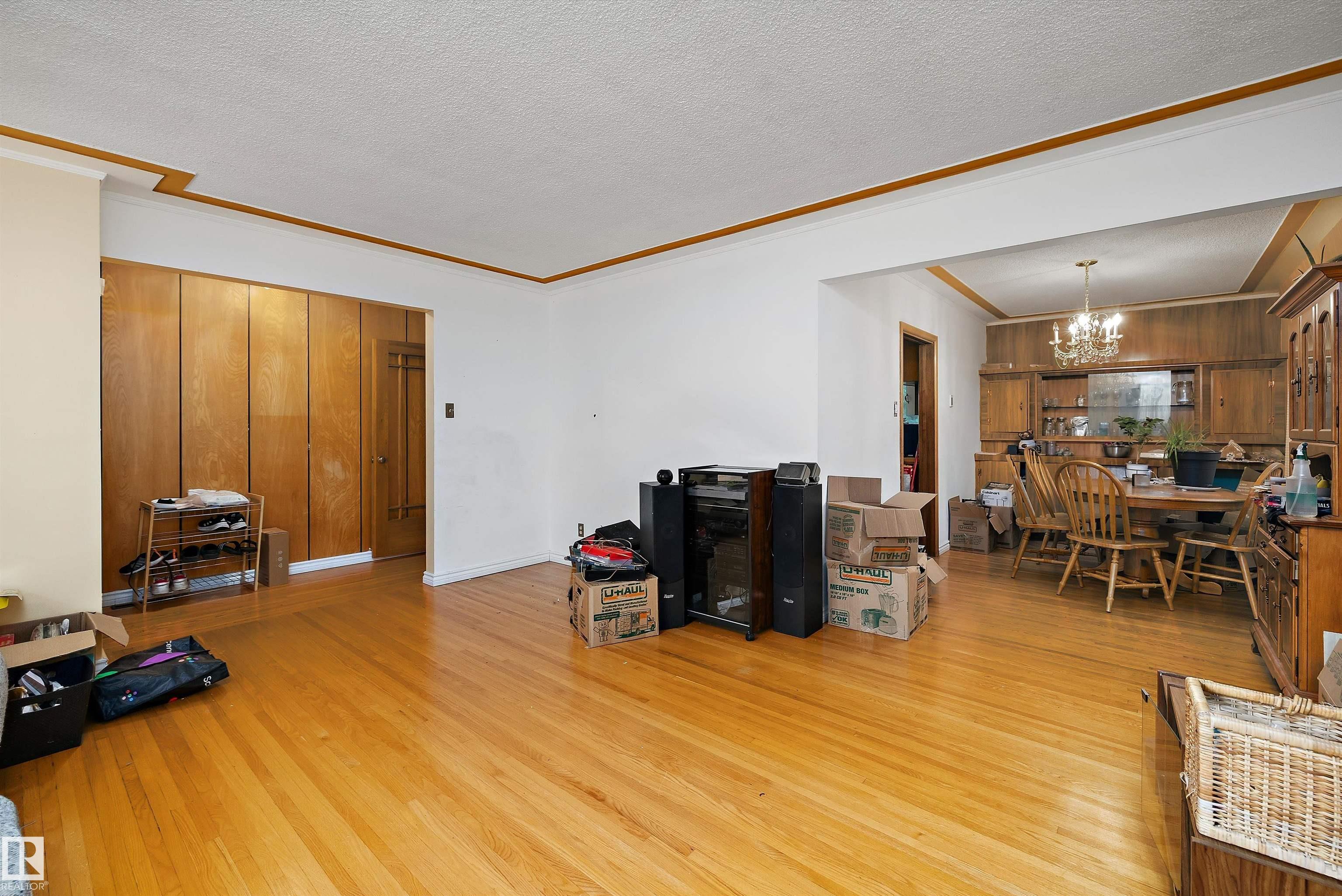 Photo 6 at 10621 60a Avenue NW, Pleasantview, Edmonton