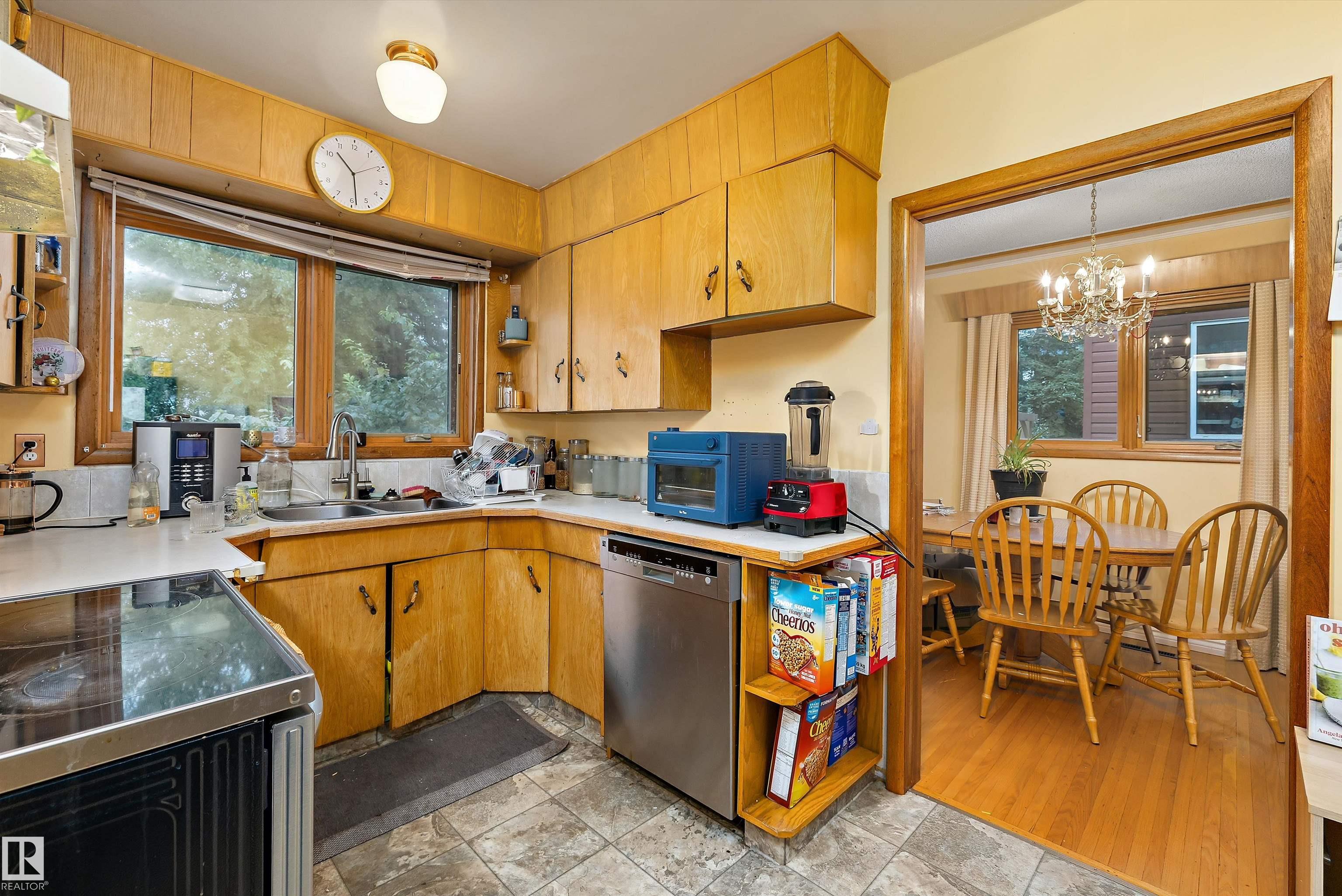 Photo 8 at 10621 60a Avenue NW, Pleasantview, Edmonton