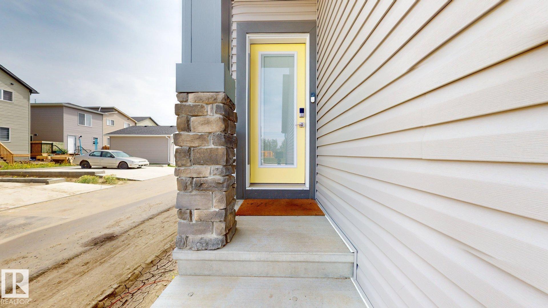 Photo 2 at 607 31 Avenue NW, Maple Crest, Edmonton