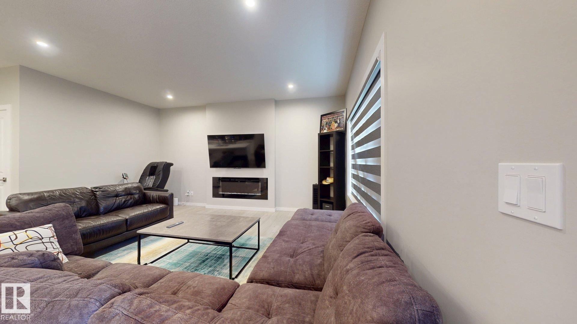Photo 17 at 607 31 Avenue NW, Maple Crest, Edmonton