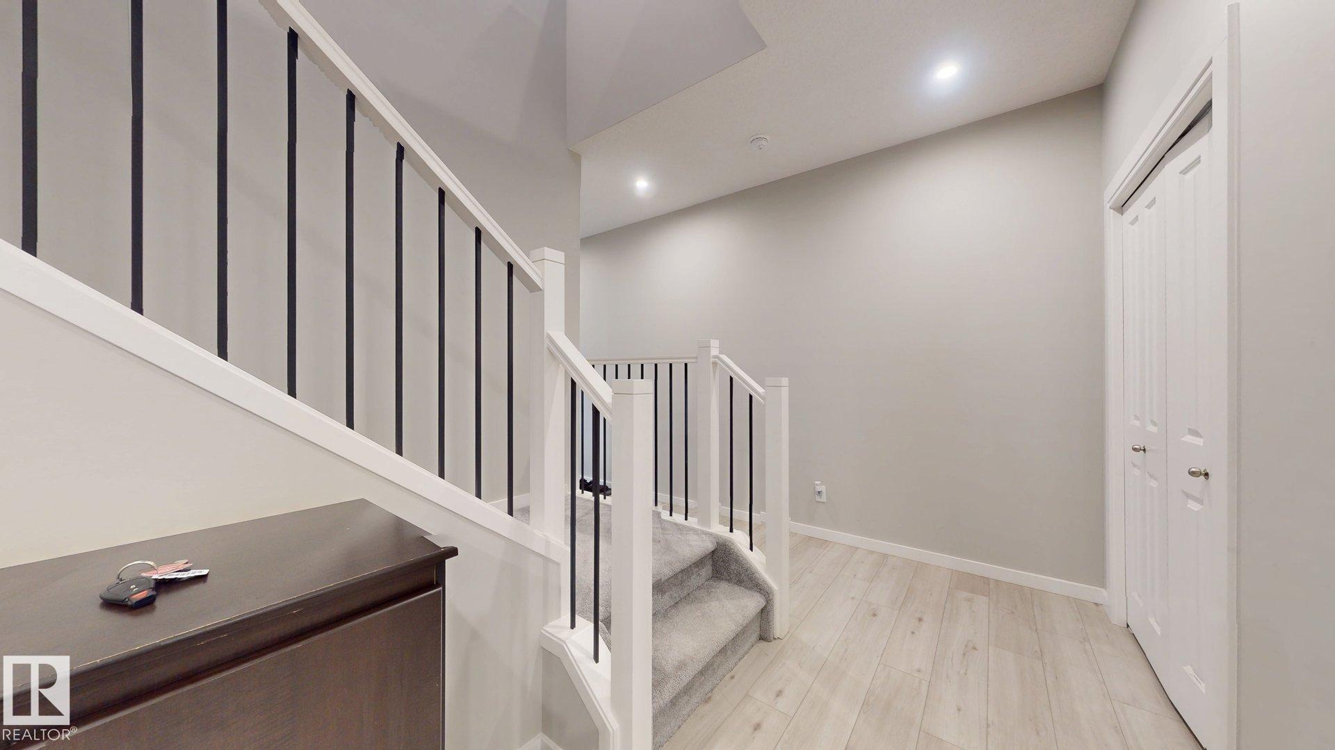 Photo 5 at 607 31 Avenue NW, Maple Crest, Edmonton