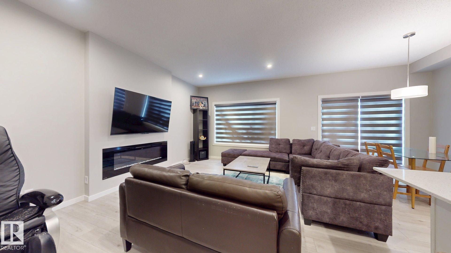 Photo 8 at 607 31 Avenue NW, Maple Crest, Edmonton