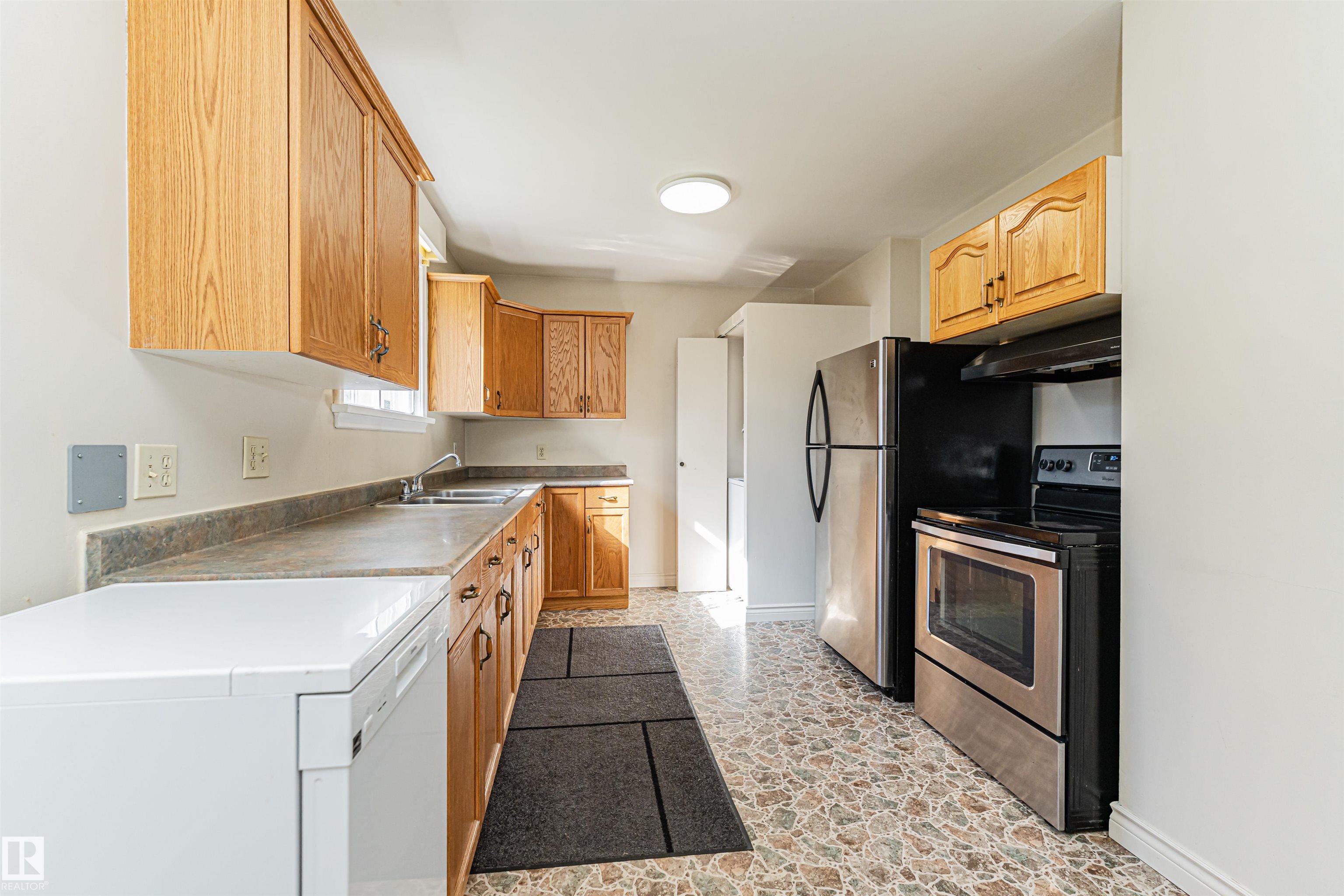 Photo 11 at 8743 Strathearn Drive NW, Strathearn, Edmonton