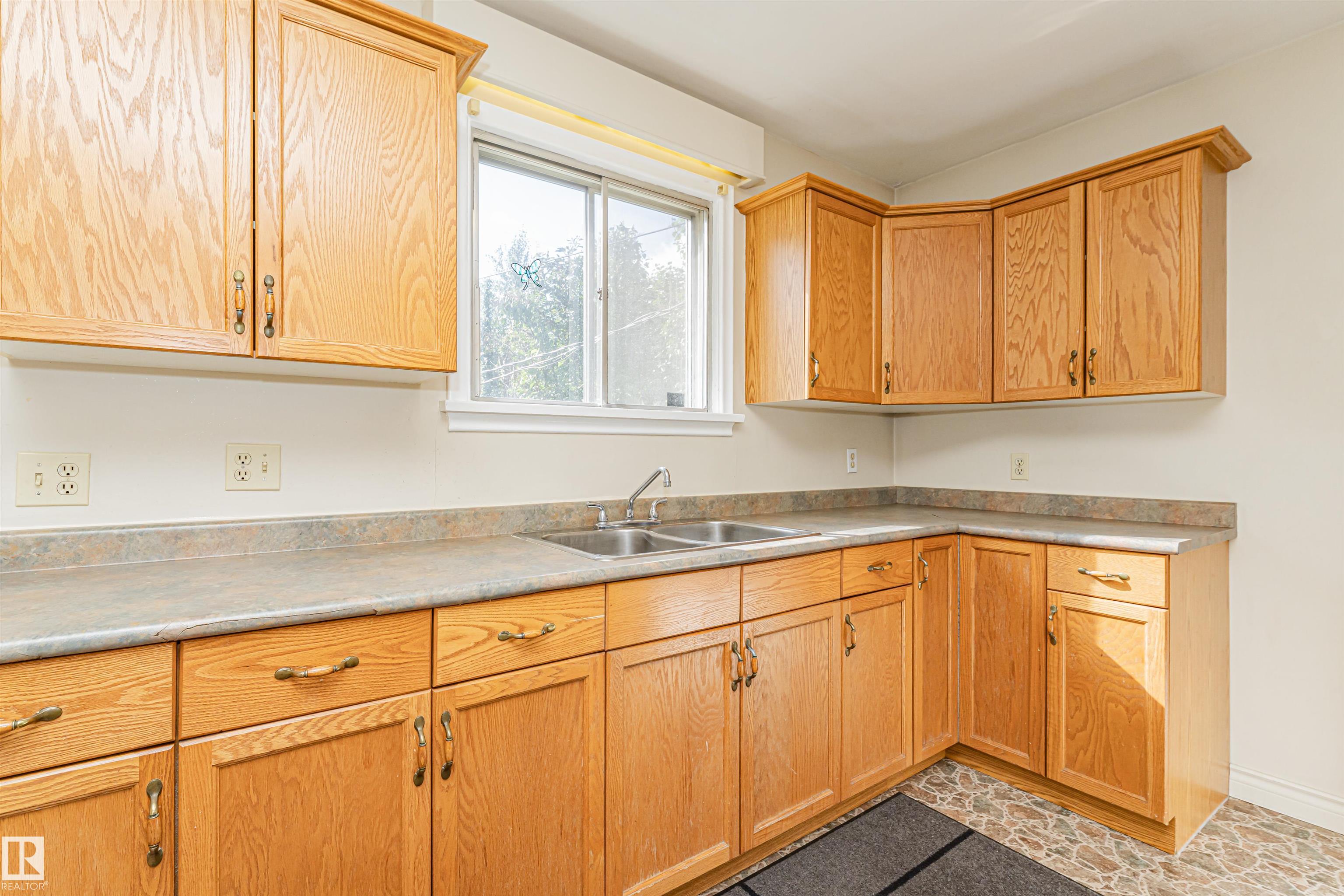 Photo 13 at 8743 Strathearn Drive NW, Strathearn, Edmonton