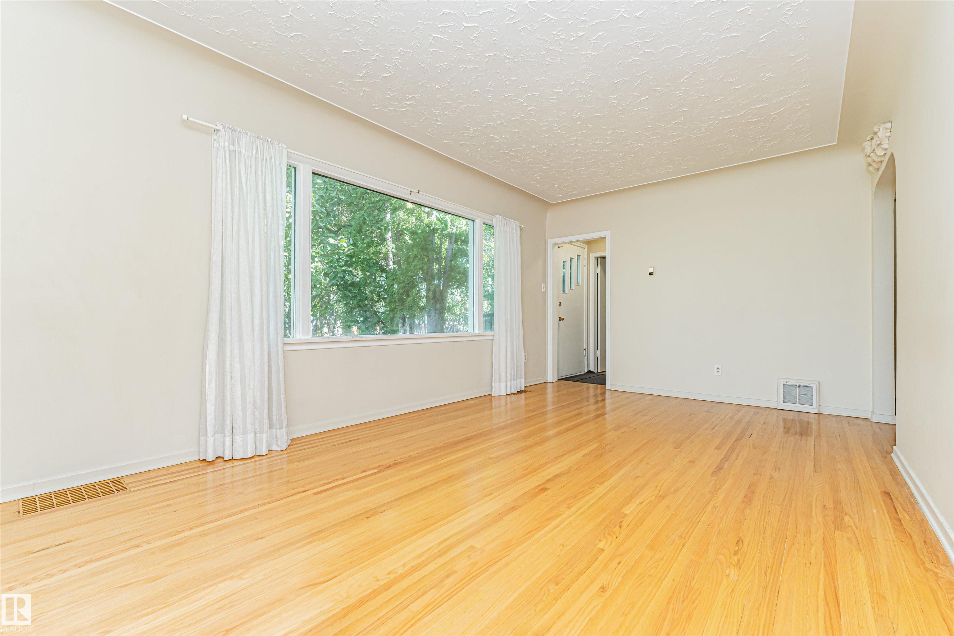 Photo 7 at 8743 Strathearn Drive NW, Strathearn, Edmonton