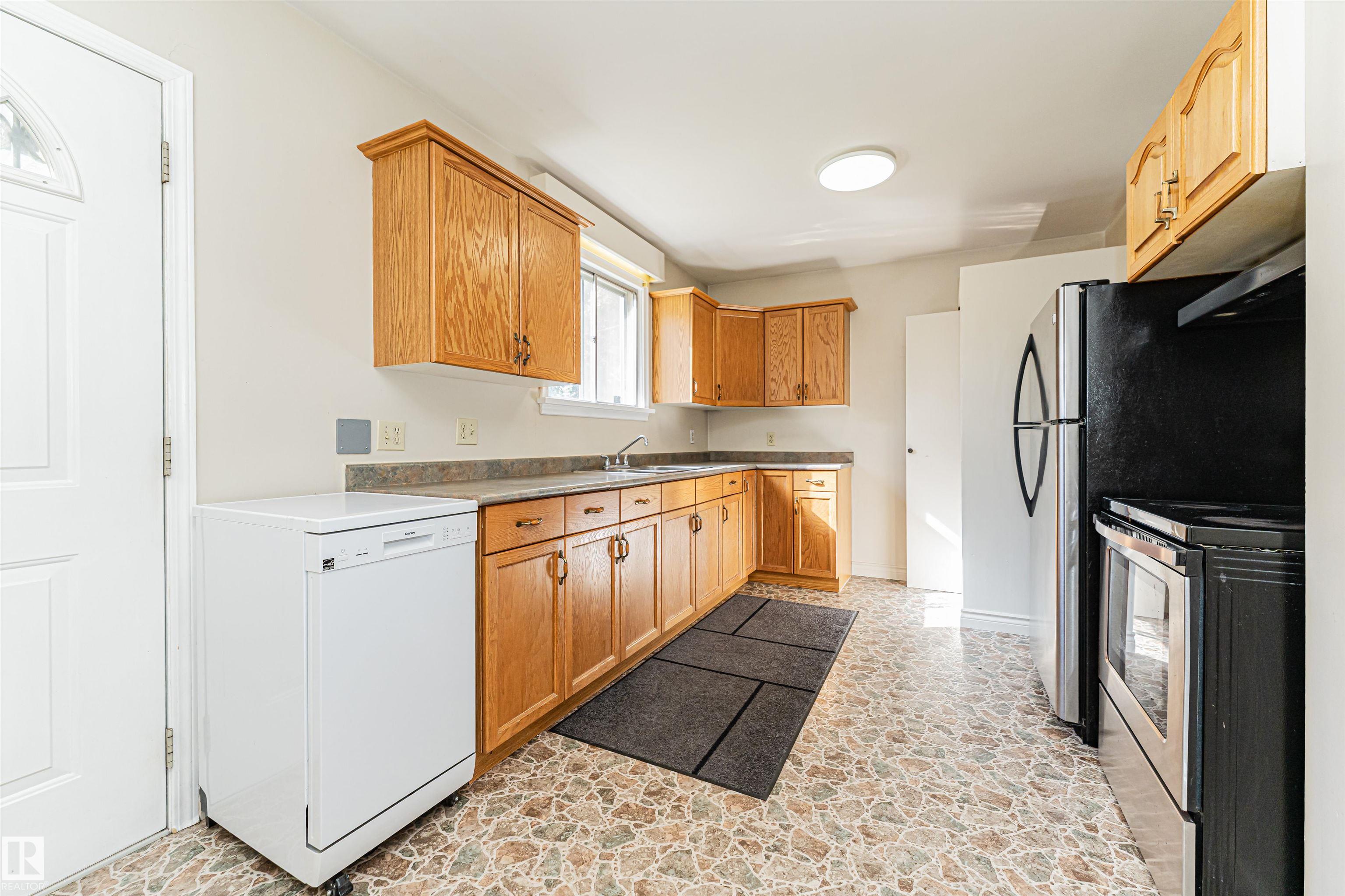 Photo 10 at 8743 Strathearn Drive NW, Strathearn, Edmonton