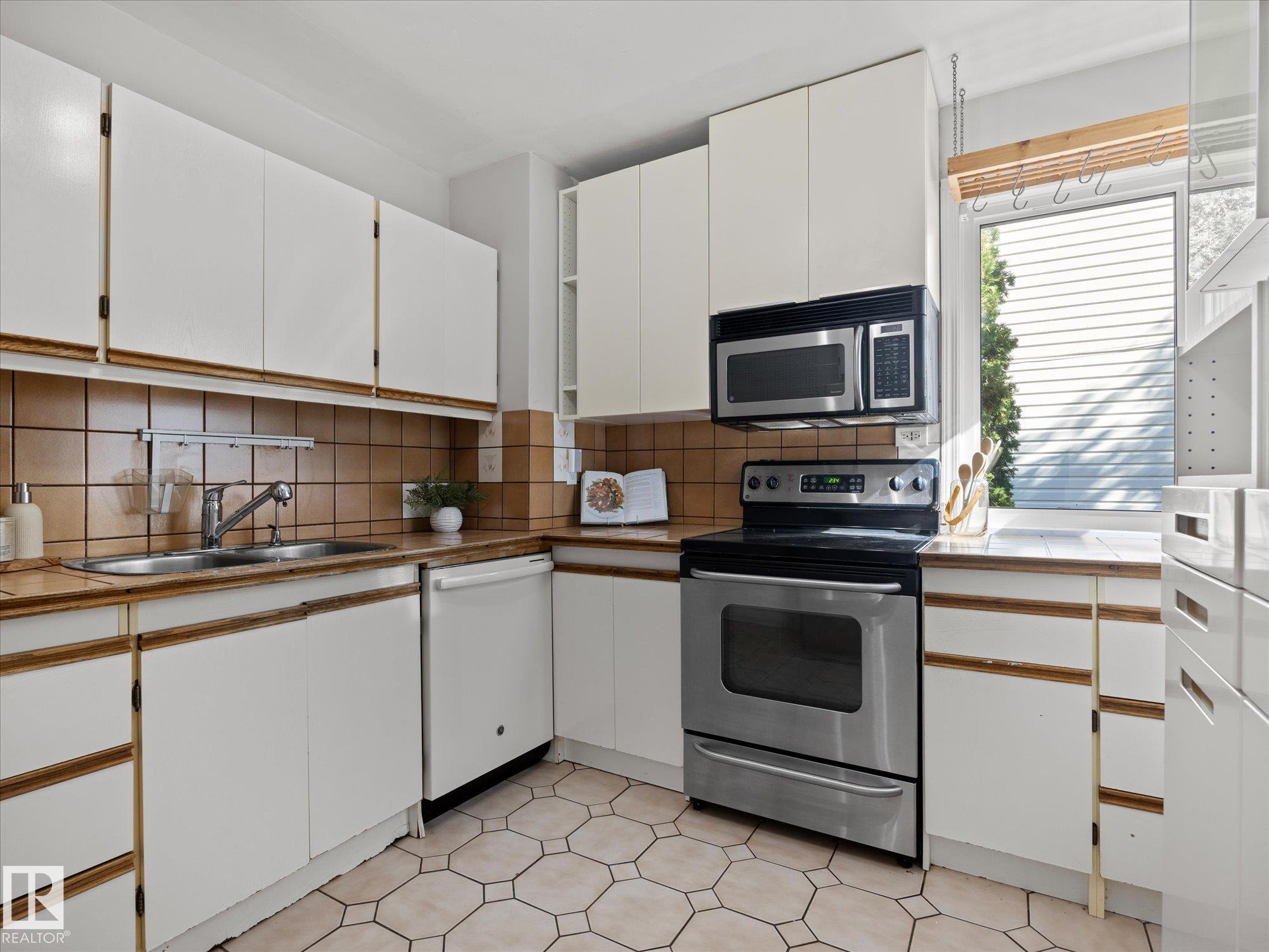Photo 10 at 11119 62 Avenue NW, Parkallen, Edmonton