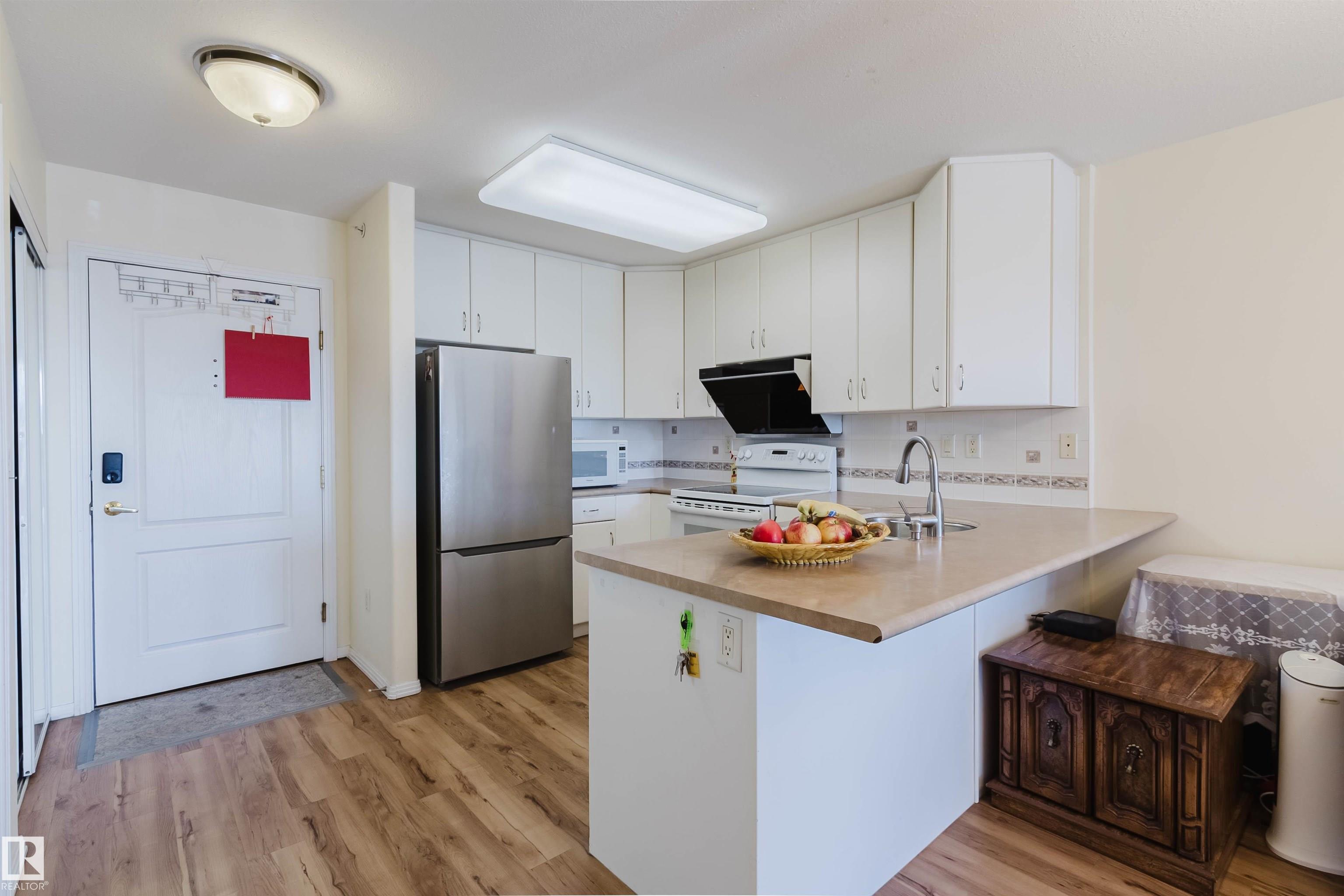Photo 4 at 405 - 8922 156 Street NW, Meadowlark Park, Edmonton