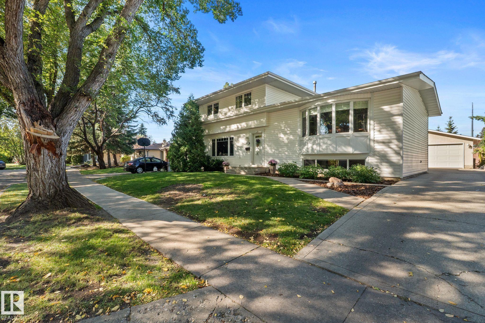 Photo 2 at 15716 78a Avenue NW, Patricia Heights, Edmonton