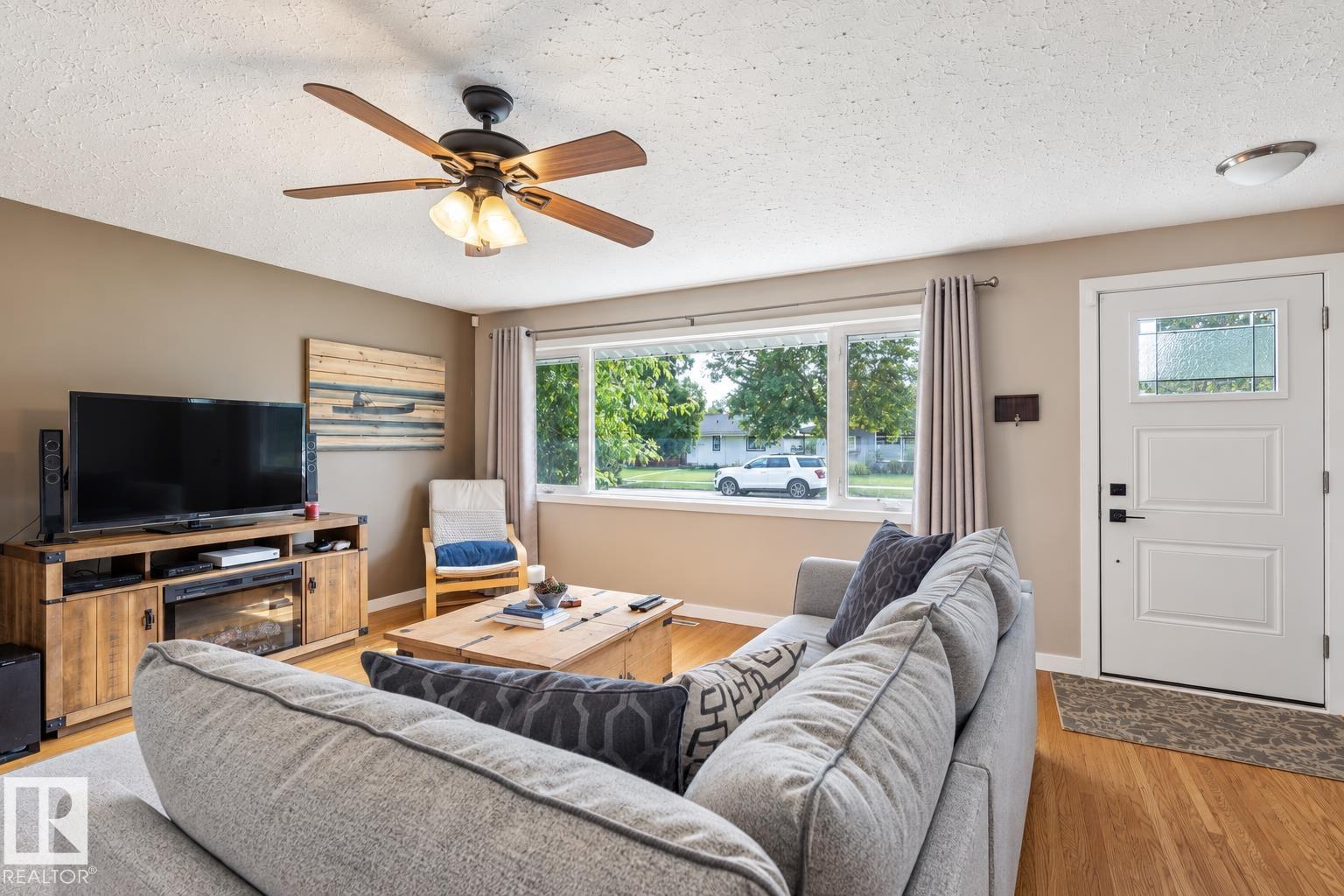 Photo 4 at 16522 104 Avenue NW, Britannia Youngstown, Edmonton
